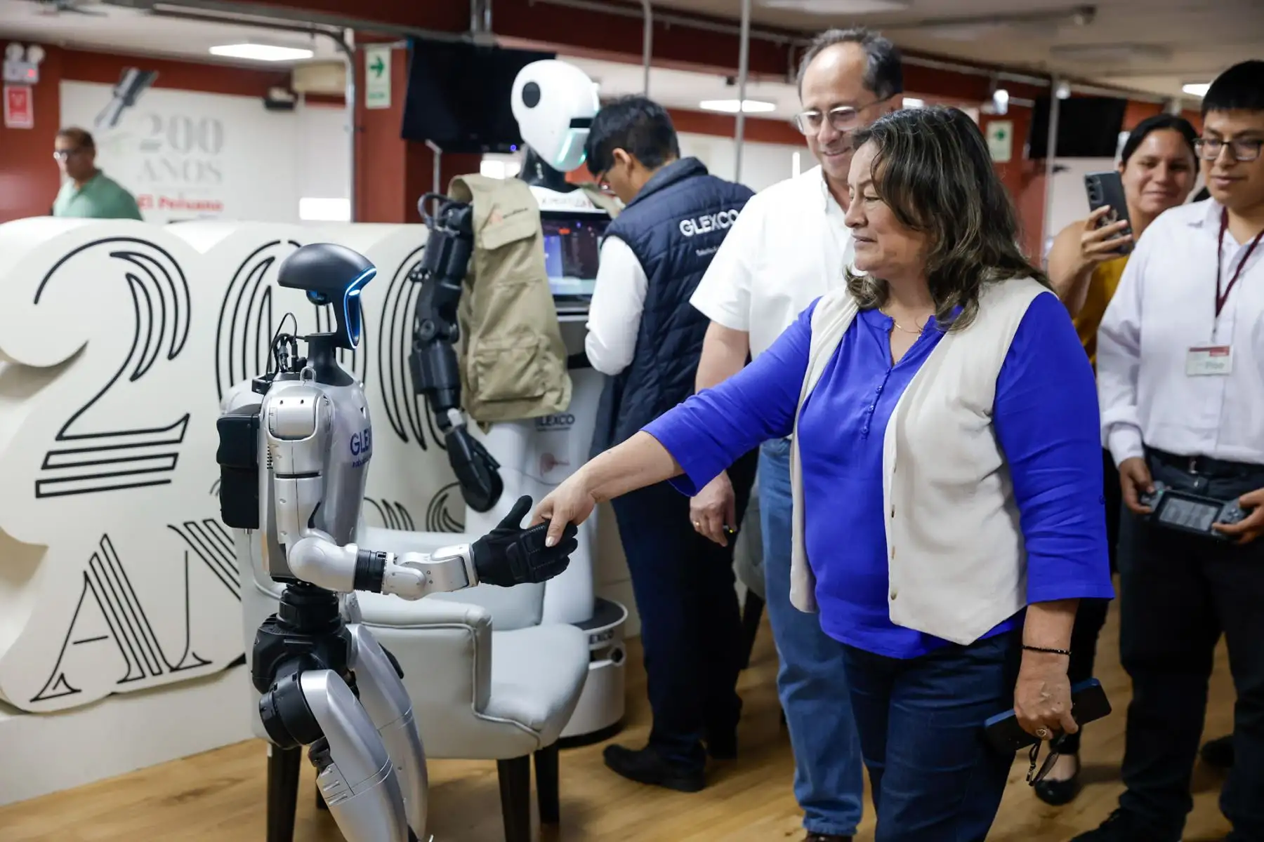 El robot humanoide Glex 1 Pro demostró sus capacidades de interacción, guía y atención al público durante su presentación ante los trabajadores de Editora Perú. Foto: ANDINA/Luis Iparraguirre.