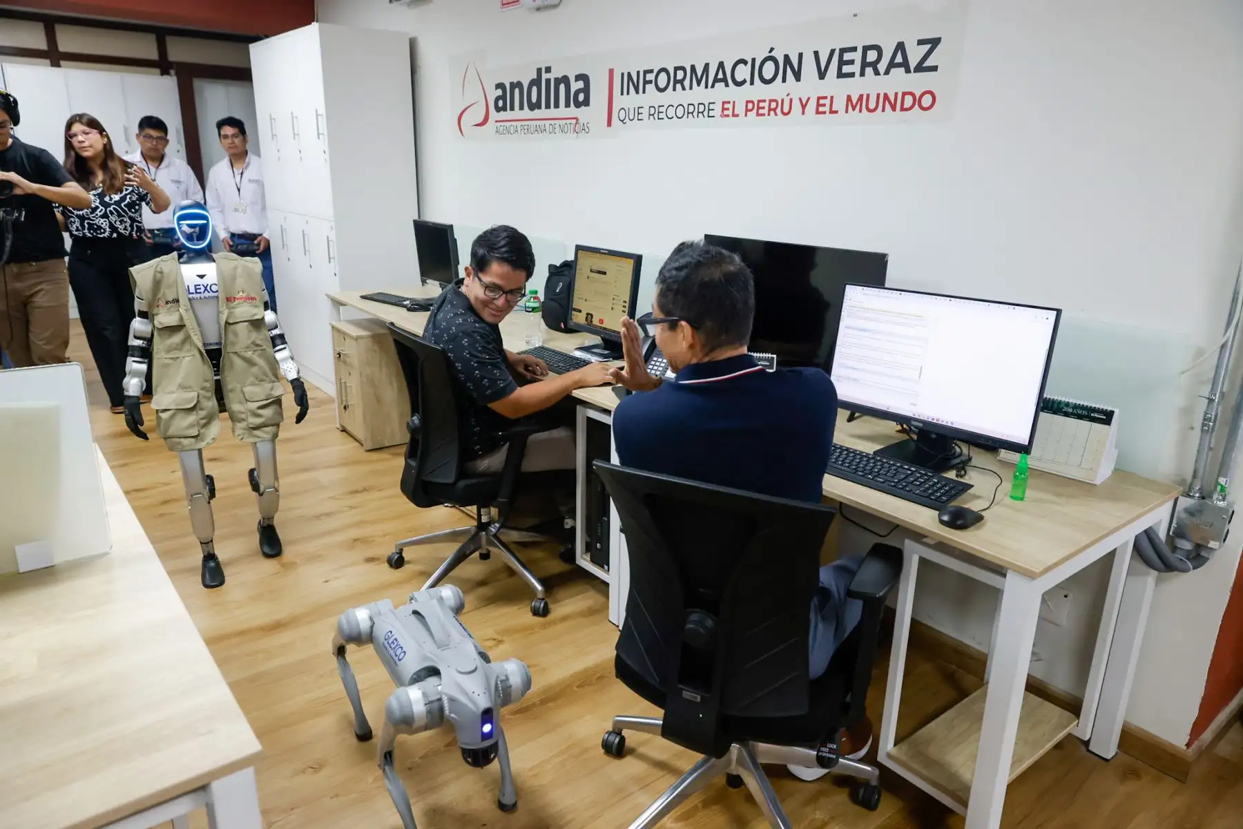 Xpertus, robot desarrollado por ingenieros peruanos, evidenció su capacidad de comunicación en múltiples idiomas y su uso en servicios educativos y atención al cliente. Foto: ANDINA/Luis Iparraguirre.
