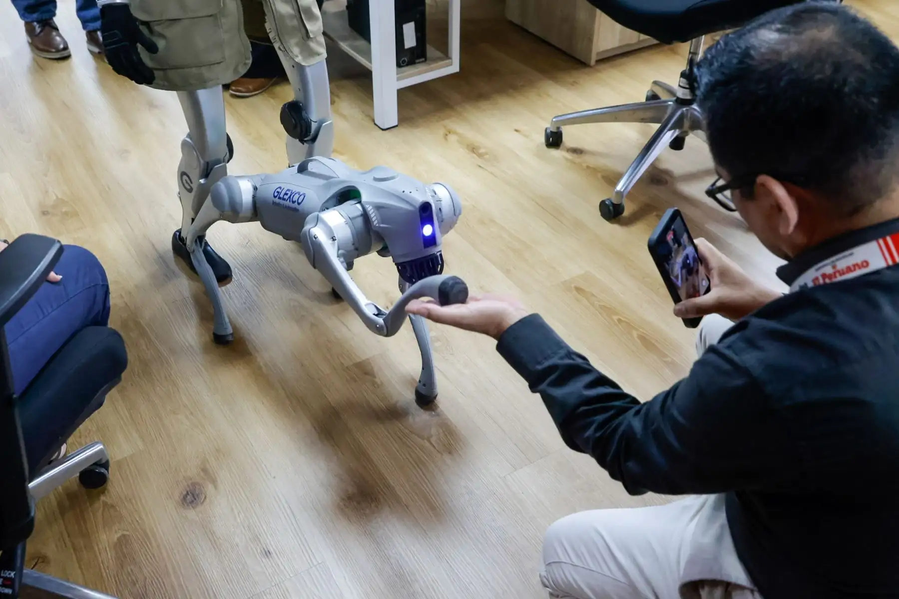 El robot cuadrúpedo GO2 mostró su funcionalidad para labores de inspección, patrullaje y monitoreo en entornos de riesgo. Foto: ANDINA/Luis Iparraguirre.