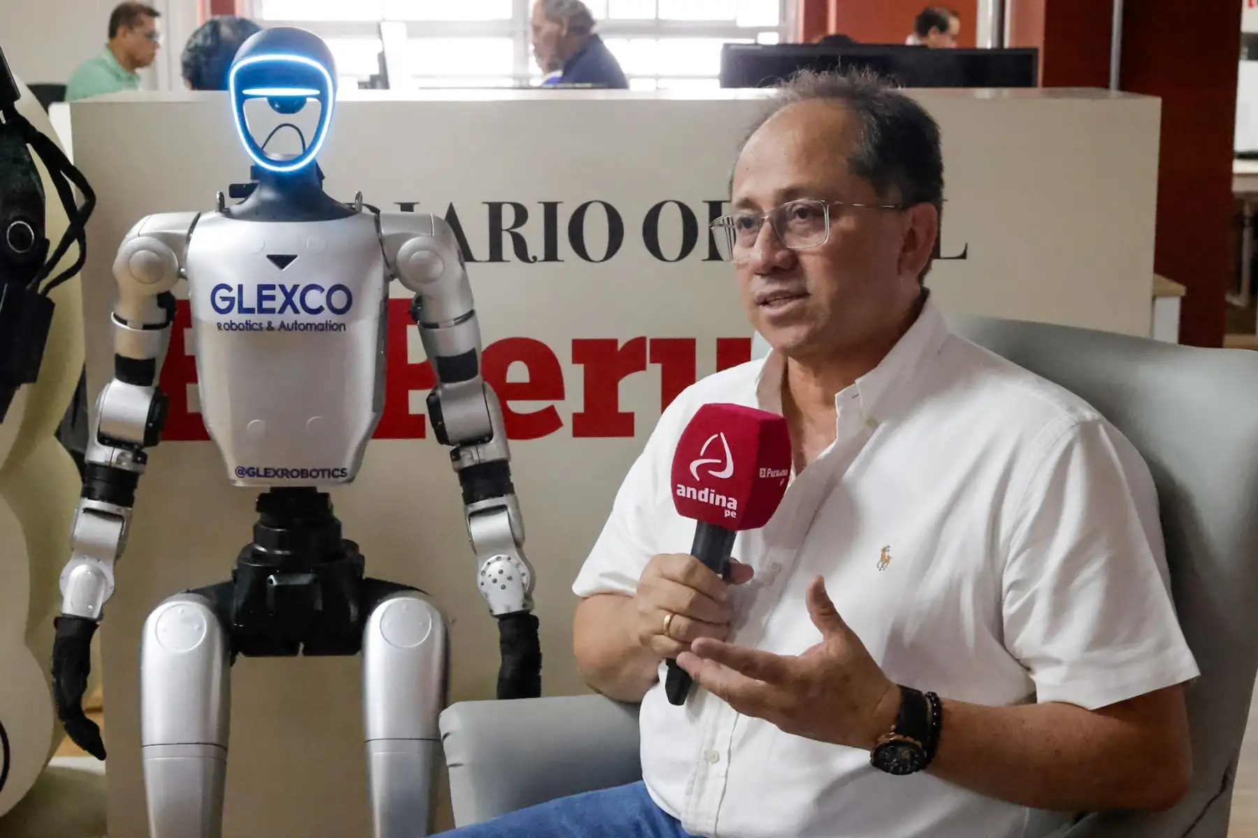 La actividad permitió conocer aplicaciones prácticas de la robótica en entornos laborales, educativos y de servicio al cliente. Foto: ANDINA/Luis Iparraguirre.