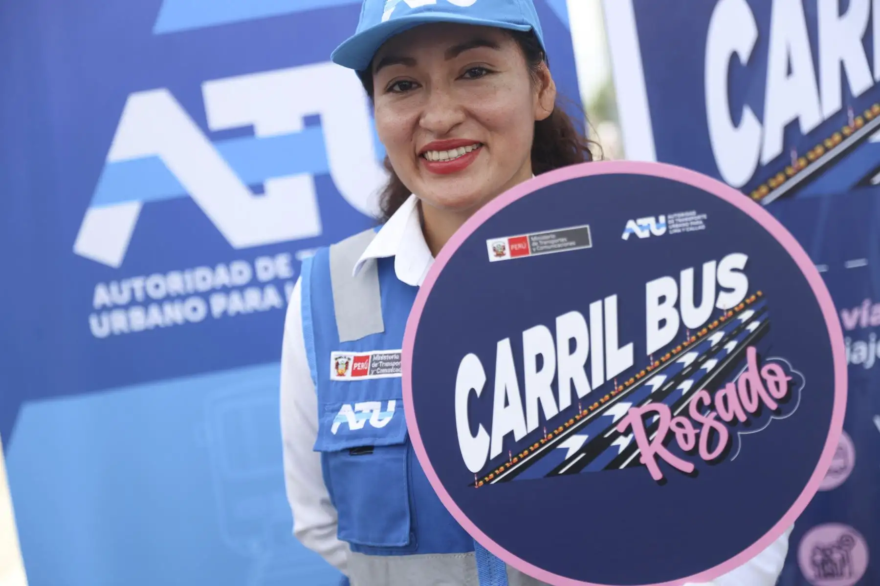 Durante los primeros días, personal de la ATU orientará a los usuarios en los paraderos sobre cómo funciona el carril exclusivo. También habrá fiscalizadores para evitar que vehículos particulares o informales invadan esta vía. Foto: ANDINA/Jhonel Rodríguez Robles