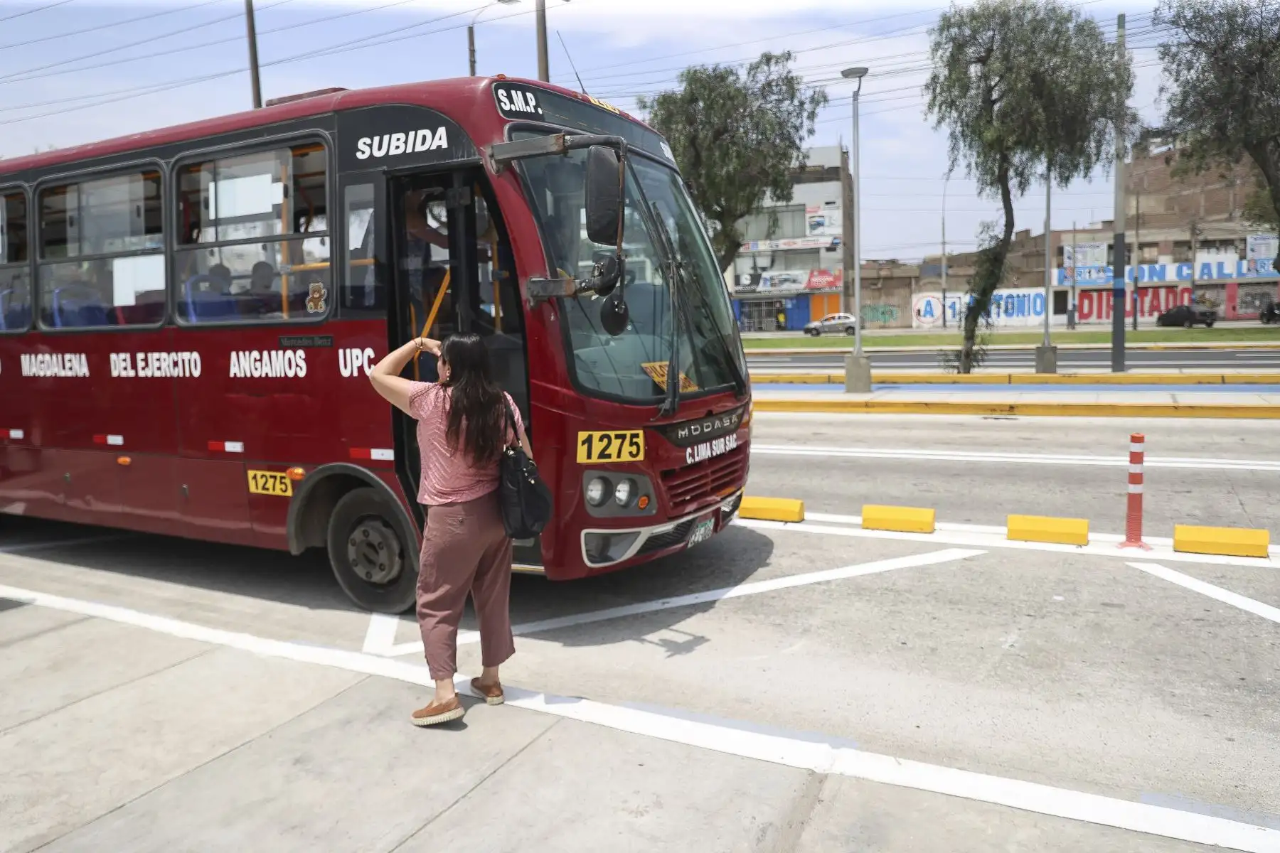 La medida beneficiará a los usuarios de 57 rutas autorizadas que circulan por esta vía, las cuales ahora podrán desplazarse por un carril exclusivo, al lado derecho de la vía, en ambos sentidos, con mayor fluidez y seguridad. Foto: ANDINA/Jhonel Rodríguez Robles