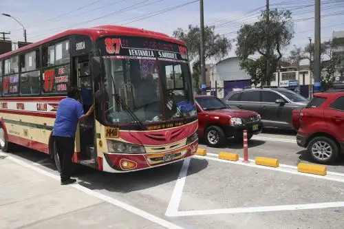 Viajes más rápidos entre Lima y Callao con el primer carril del bus rosado