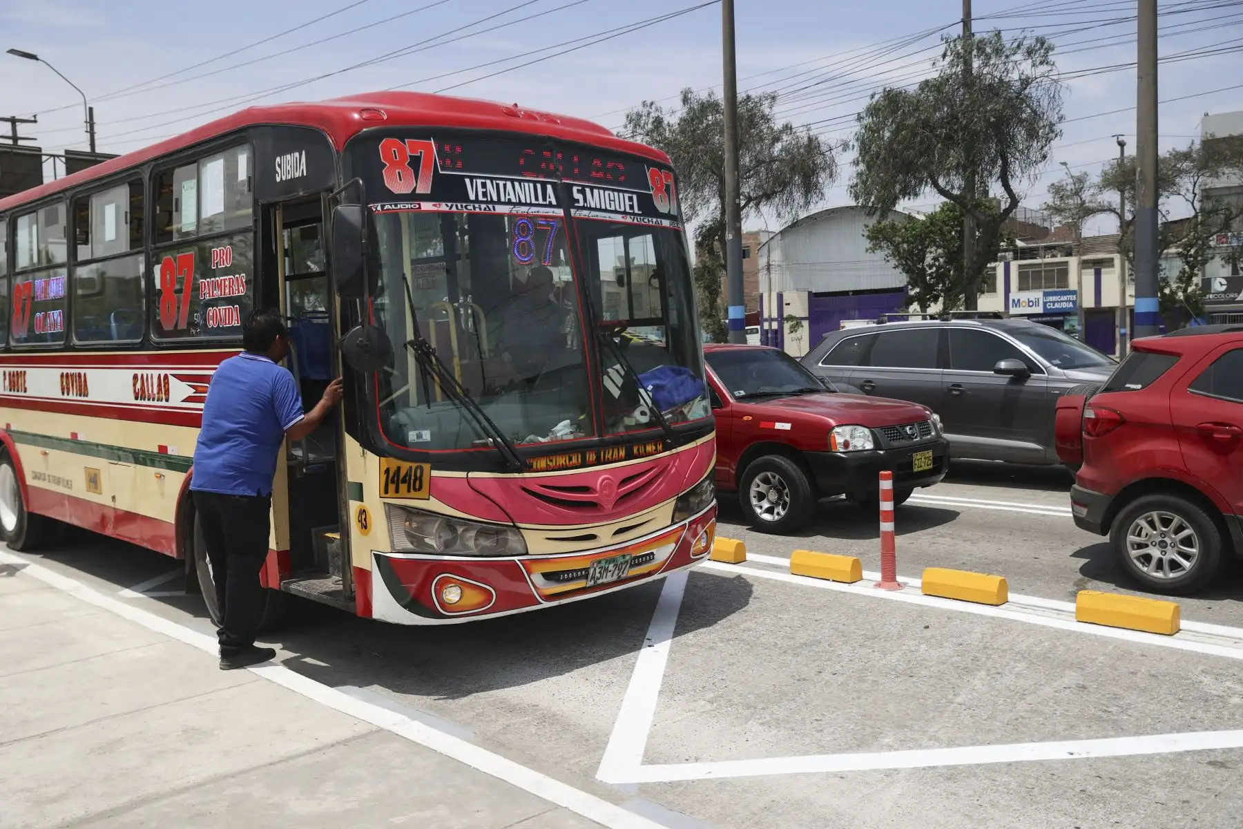 Las personas que cada día se movilizan entre el Callao y Lima por la avenida Tomás Valle podrán llegar más rápido a su destino. A partir de hoy, la Autoridad de Transporte Urbano para Lima y Callao (ATU) inició acciones para la implementación del primer carril bus rosado, un sistema de carriles exclusivos para vehículos de transporte público que permitirá mejorar la circulación de los buses, ordenar el tránsito y reducir el tiempo de viaje. Foto: ANDINA/Jhonel Rodríguez Robles