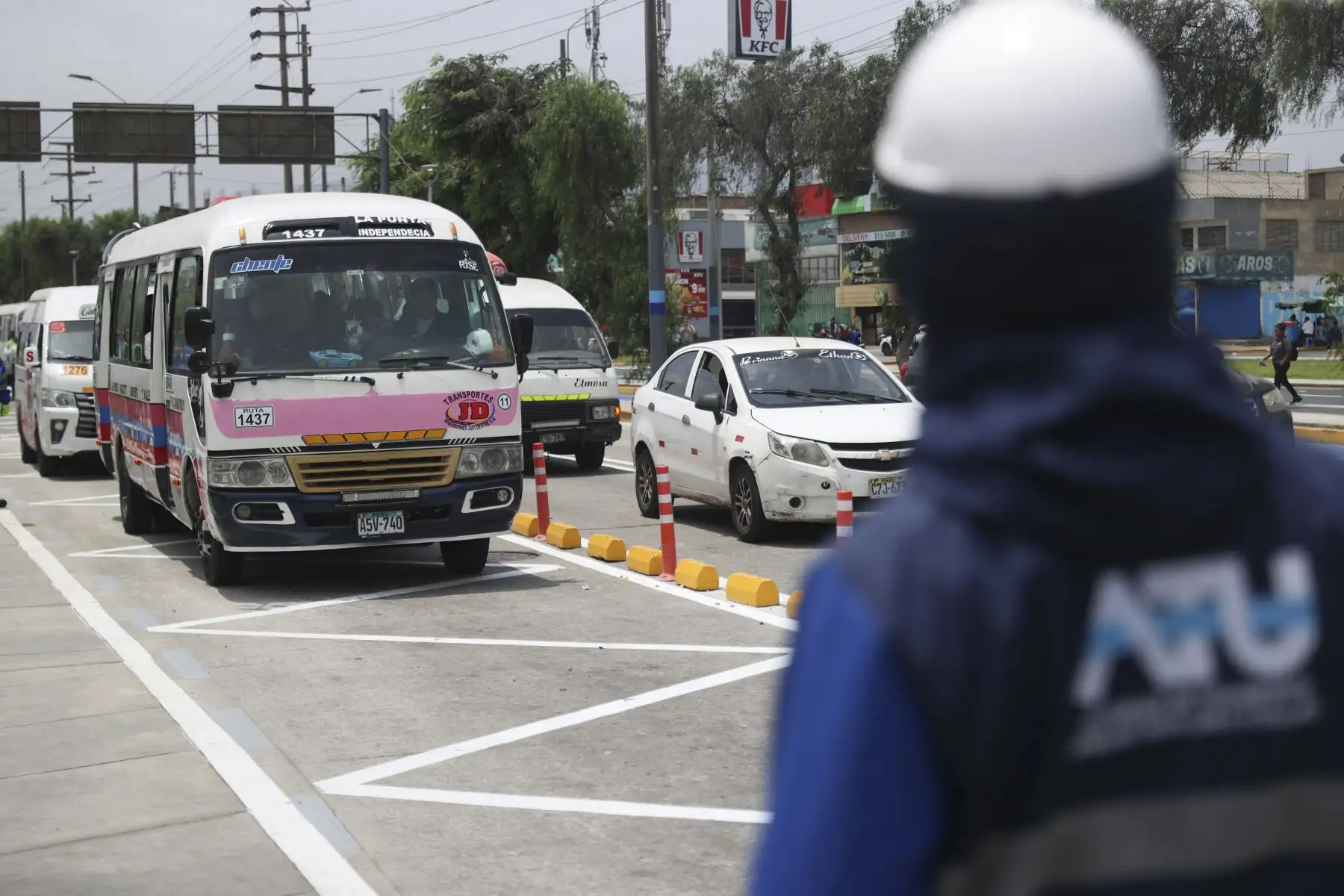 También podrán circular los taxis autorizados. Este carril es el primero de una red de ocho carriles bus rosados que la ATU implementará en las principales vías que conectan Lima y Callao. Foto: ANDINA/Jhonel Rodríguez Robles