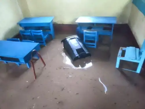 Intensa lluvia con granizada inunda ambientes de institución educativa en distrito de Paras, región Ayacucho, en el primer día de clases. ANDINA/Difusión