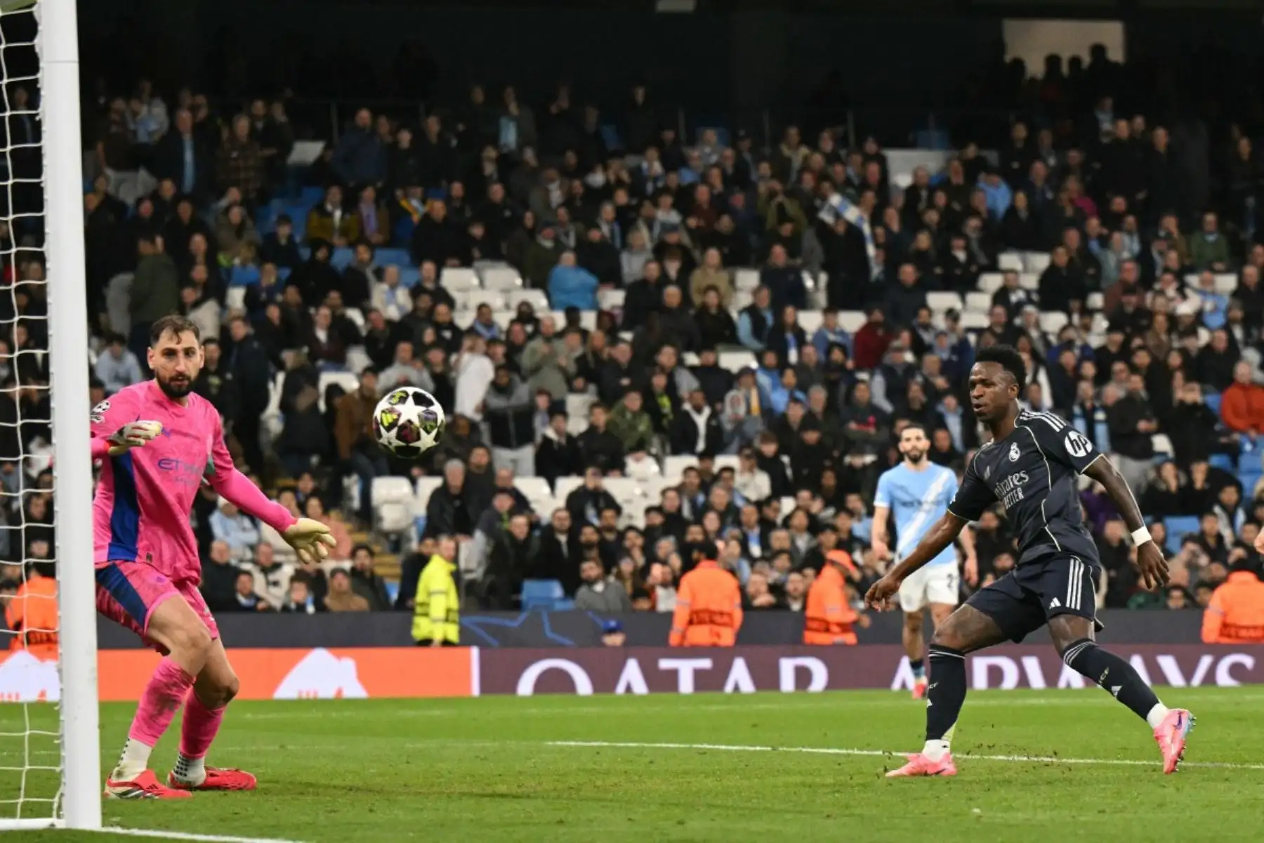 El delantero brasileño del Real Madrid, Vinicius Junior anota el segundo gol en los últimos minutos del partido de vuelta de los octavos de final de la UEFA Champions League entre el Manchester City y el Real Madrid. Foto: AFP