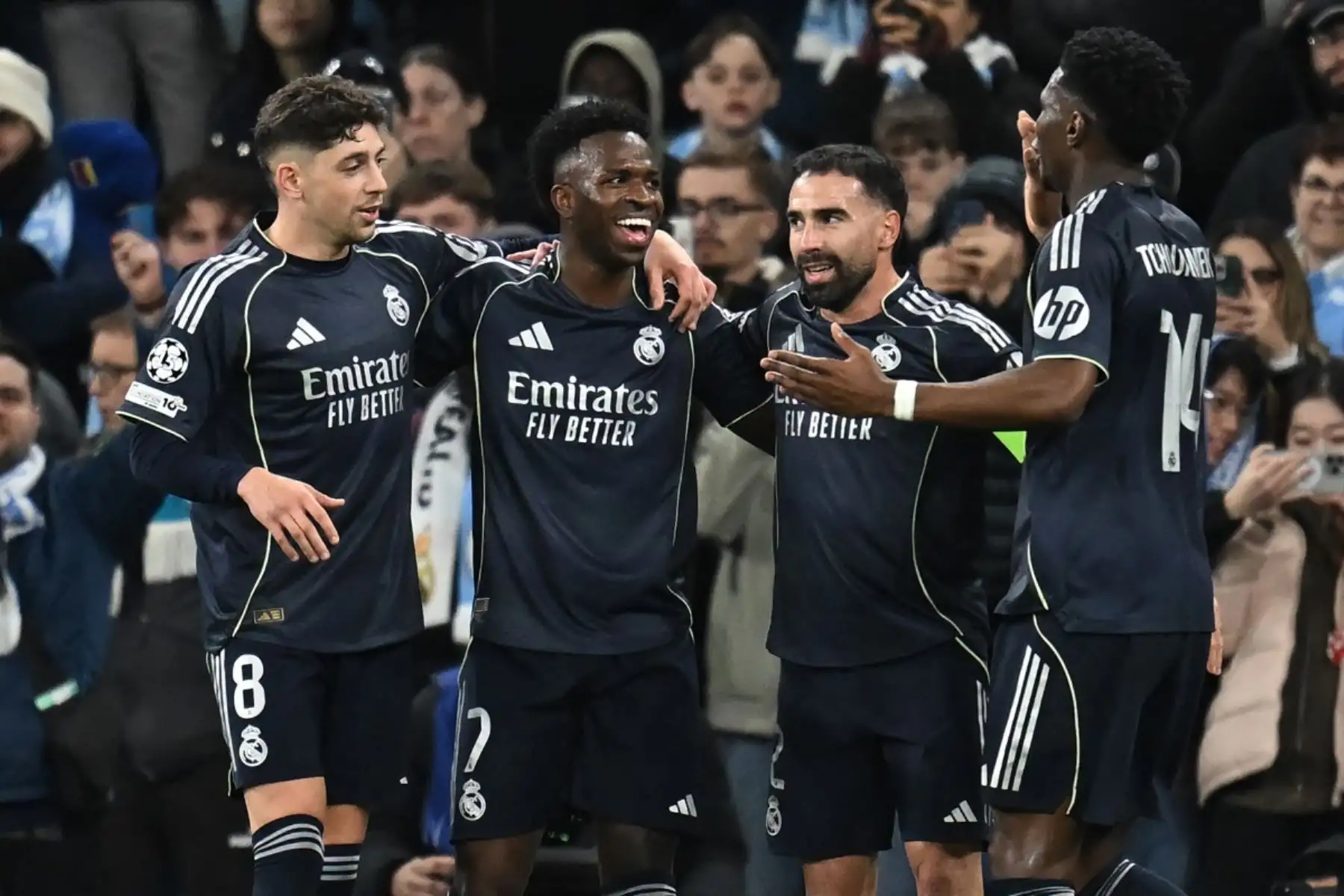 El delantero brasileño del Real Madrid, Vinicius Junior   celebra tras marcar el segundo gol en los últimos minutos del partido de vuelta de los octavos de final de la UEFA Champions League entre el Manchester City y el Real Madrid. AFP
