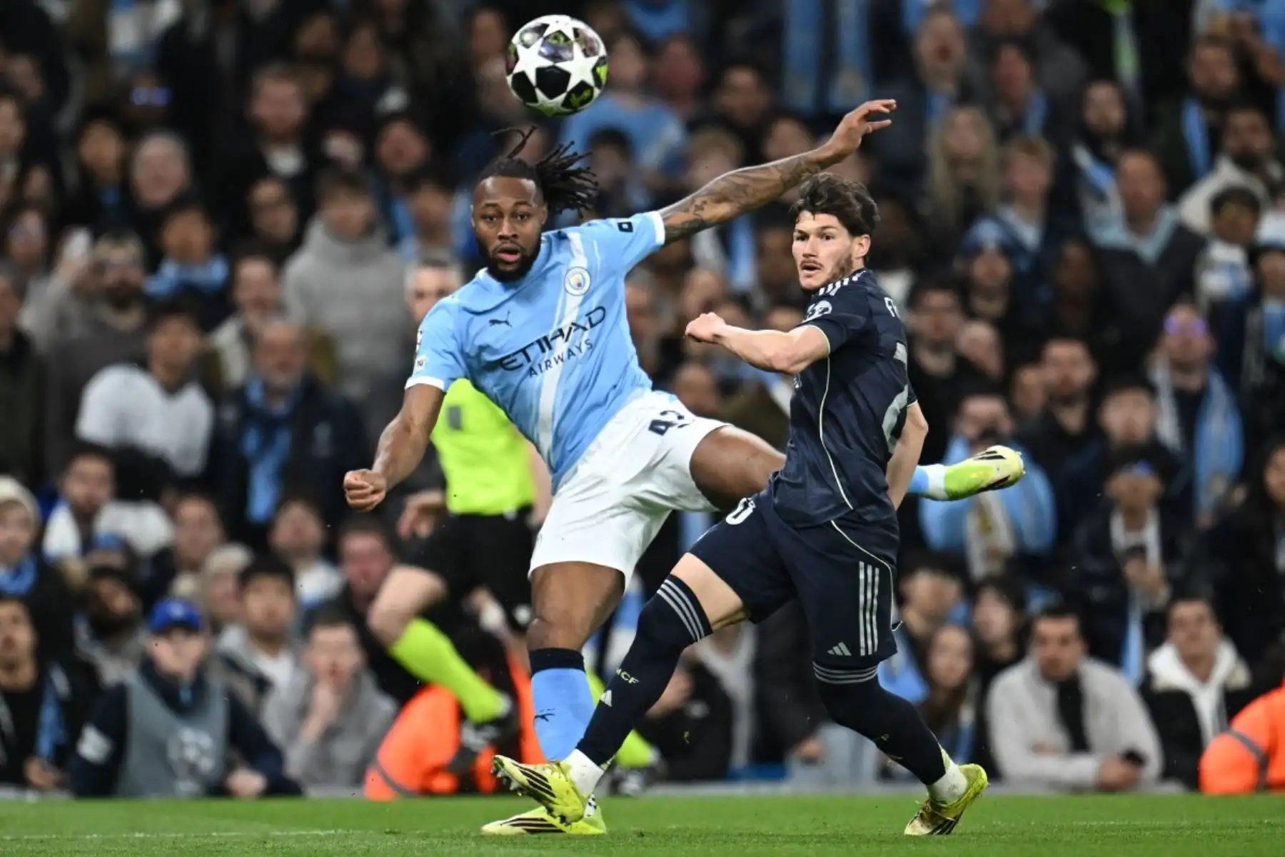 El centrocampista ghanés del Manchester City, Antoine Semenyo, centra el balón durante el partido de vuelta de los octavos de final de la Liga de Campeones de la UEFA entre el Manchester City y el Real Madrid. AFP