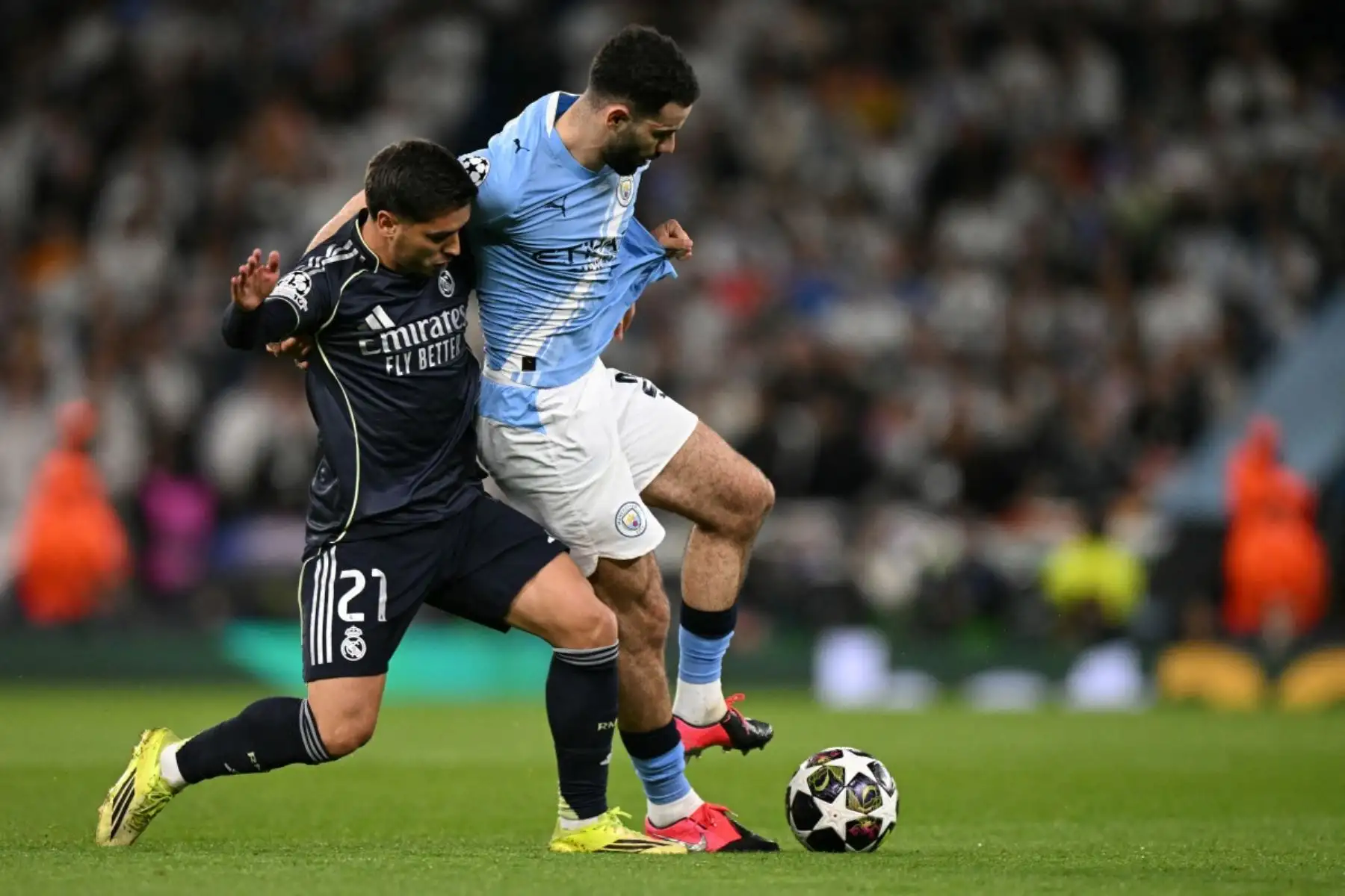El delantero marroquí del Real Madrid, Brahim Díaz , disputa el balón con el defensa argelino del Manchester City, Rayan Ait-Nouri, durante el partido de vuelta de los octavos de final de la UEFA Champions League entre el Manchester City y el Real Madrid. AFP