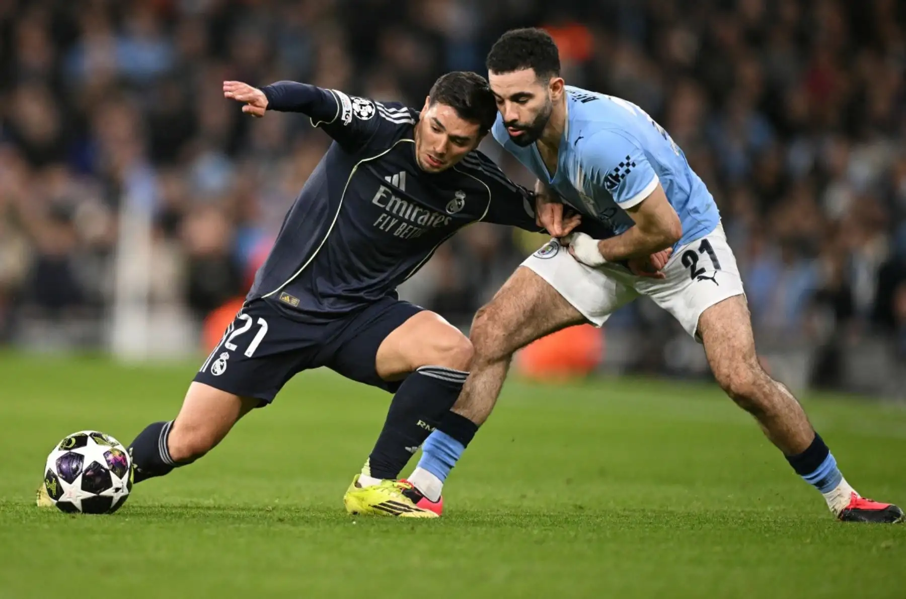 El delantero marroquí del Real Madrid, Brahim Díaz  , se enfrenta al defensa argelino del Manchester City, Rayan Ait-Nouri,  durante el partido de vuelta de los octavos de final de la UEFA Champions League entre el Manchester City y el Real Madrid. AFP