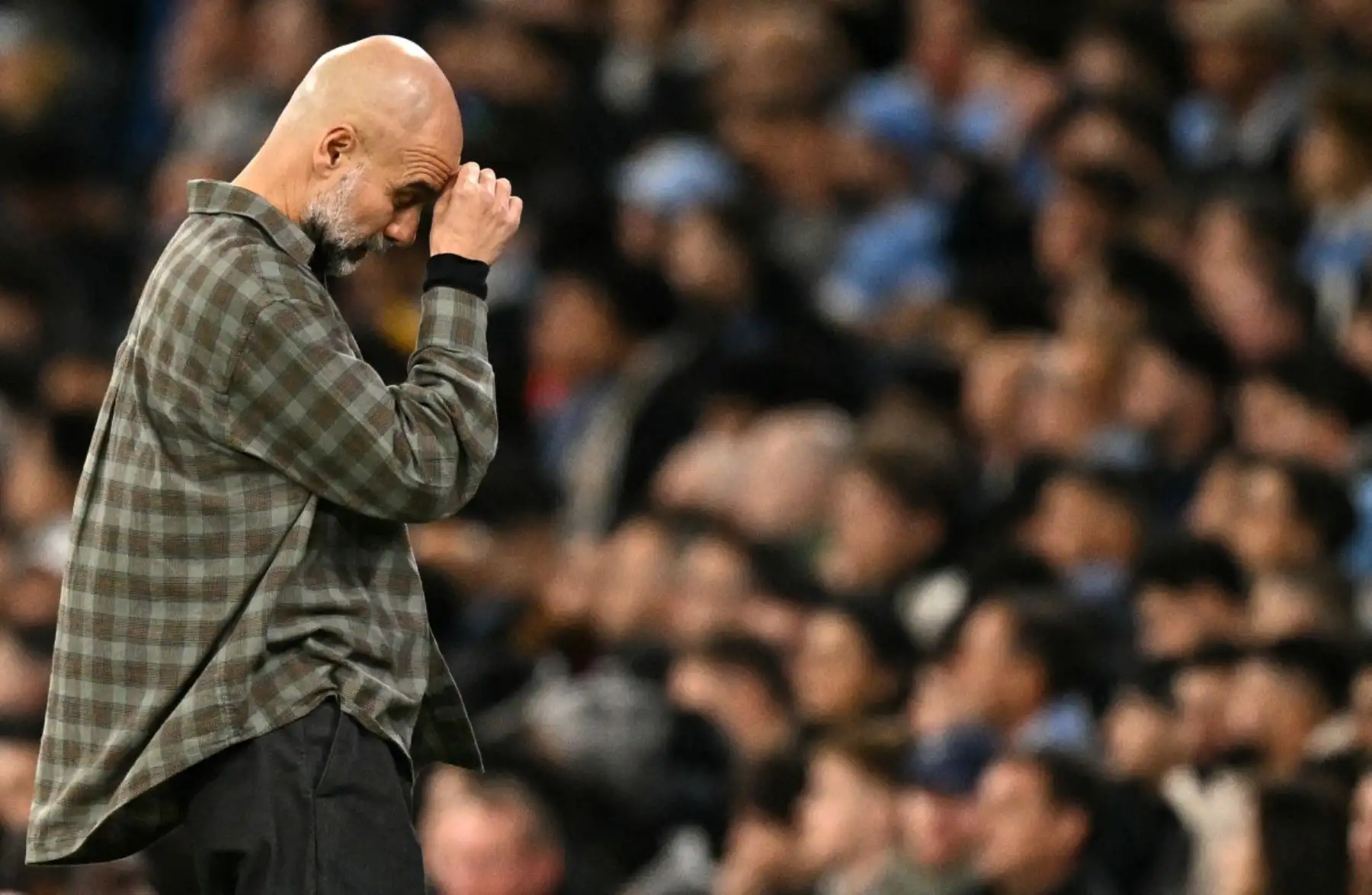 El técnico español del Manchester City, Pep Guardiola, reacciona durante el partido de vuelta de los octavos de final de la Liga de Campeones de la UEFA entre el Manchester City y el Real Madrid. AFP