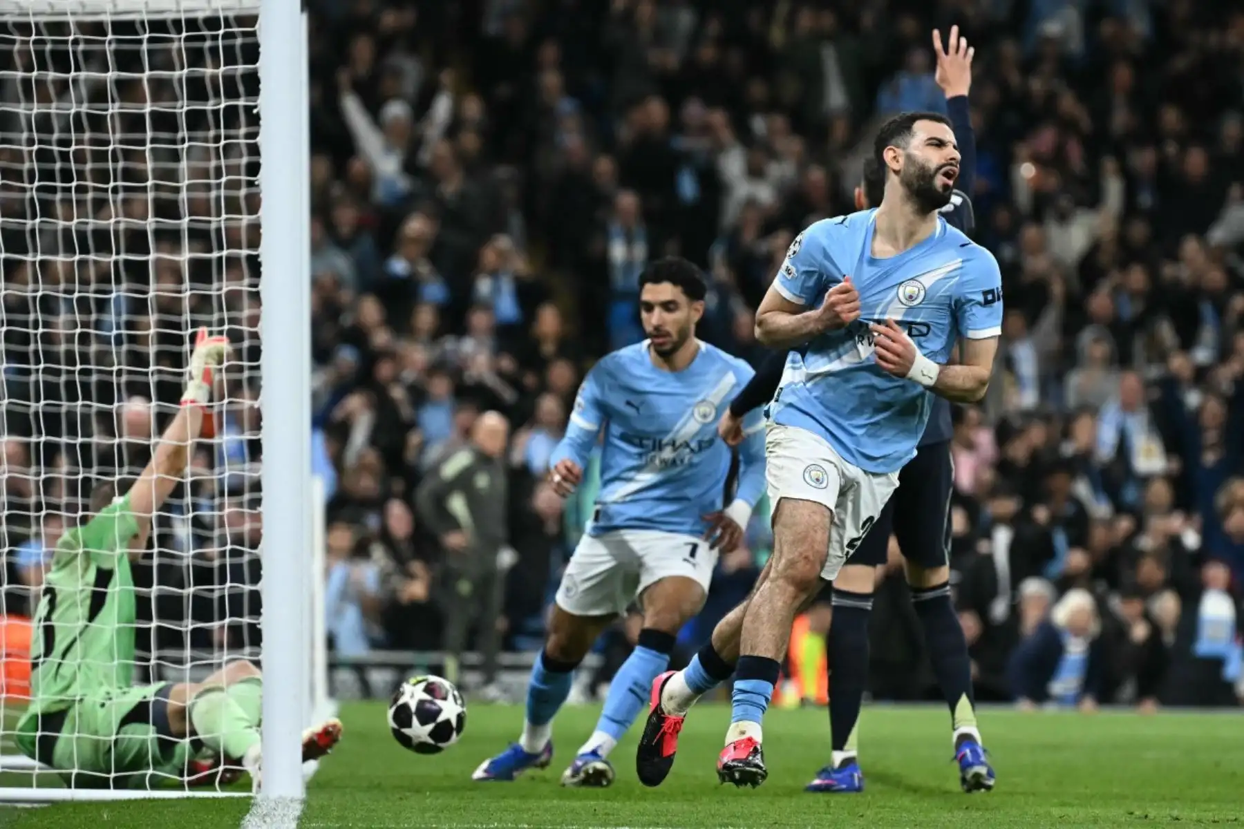 El defensa argelino del Manchester City, Rayan Ait-Nouri , reacciona tras marcar un gol en posición de fuera de juego durante el partido de vuelta de los octavos de final de la Liga de Campeones de la UEFA entre el Manchester City y el Real Madrid. AFP