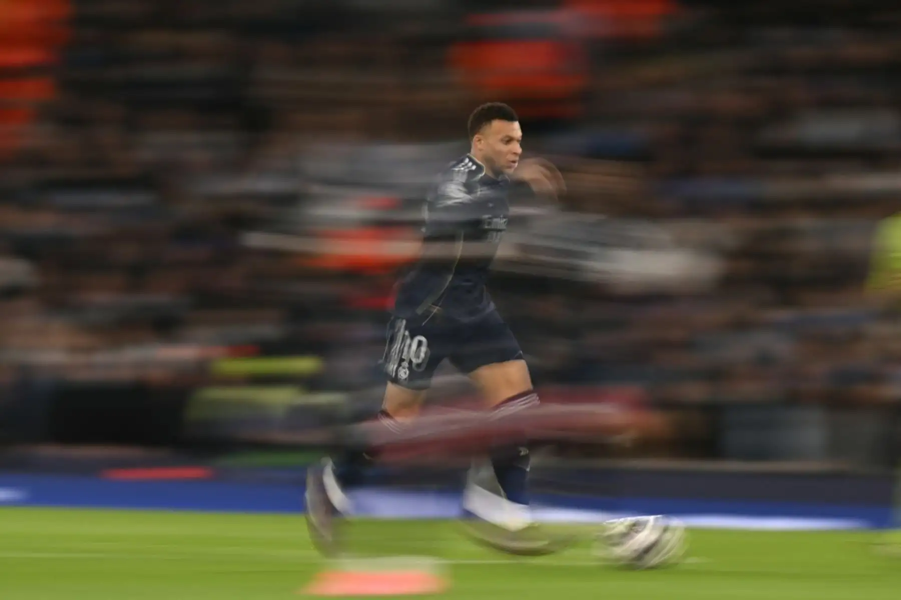 El delantero francés del Real Madrid, Kylian Mbappé, corre con el balón durante el partido de vuelta de los octavos de final de la UEFA Champions League entre el Manchester City y el Real Madrid. AFP