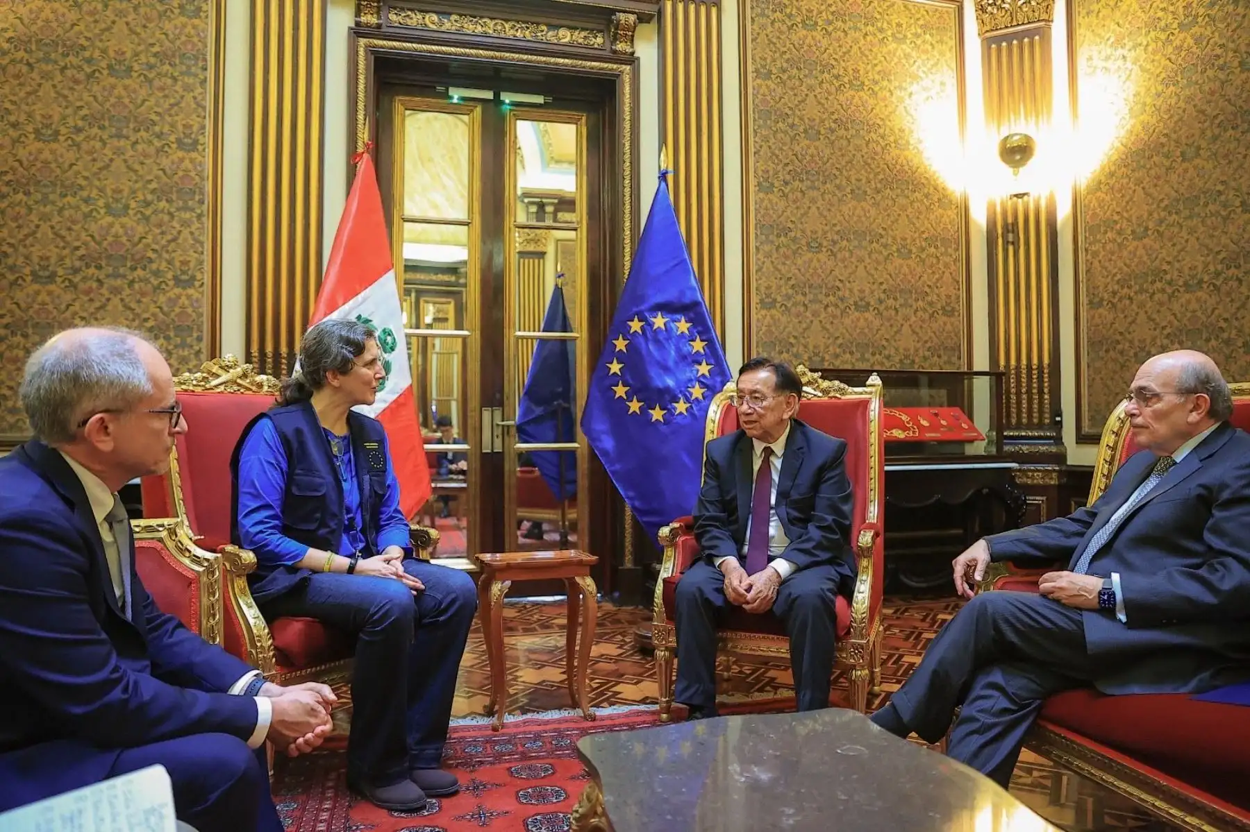 El presidente José María Balcázar, acompañado del canciller Hugo de Zela, sostuvo en Palacio de Gobierno una audiencia con la jefa de la Misión de Observación Electoral de la Unión Europea, la eurodiputada, Annalisa Corrado, quien se encuentra realizando una visita inicial al país. Foto: ANDINA/Prensa Presidencia