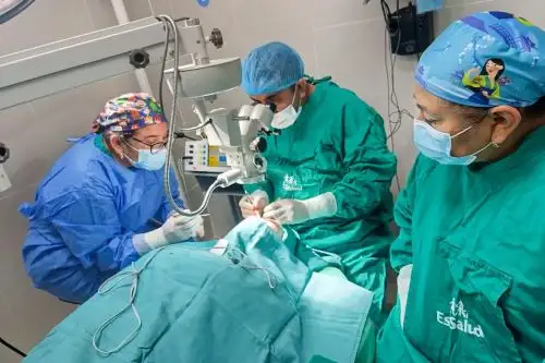 Volver a ver con claridad los rostros de la familia y leer o caminar con seguridad serán nuevamente posibles para decenas de asegurados en Tarapoto. Foto: EsSalud