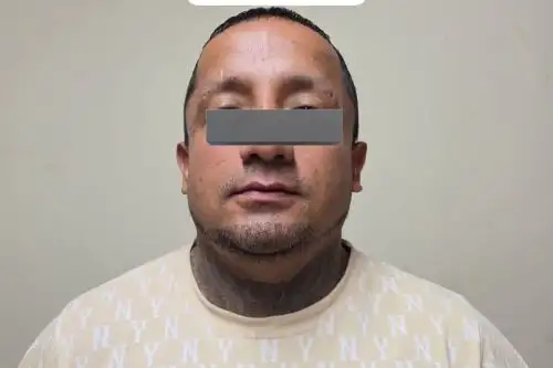 El intervenido contaba con notificación roja de INTERPOL, requisitorias vigentes, registro en el Programa de Recompensas del Ministerio del Interior (Mininter) y un amplio prontuario delictivo. Estaría implicado en extorsión, sicariato y robos a mano armada en el norte chico. ANDINA/Difusión