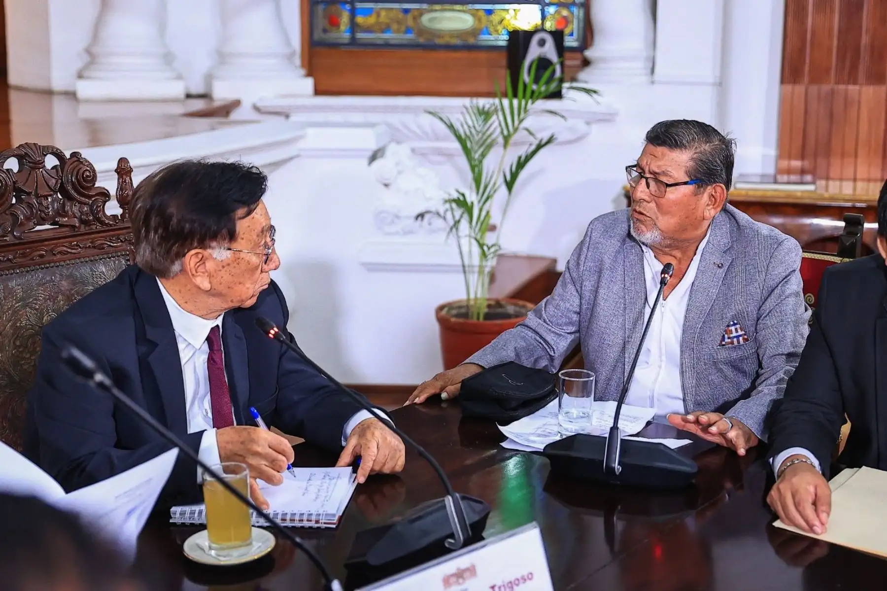 El presidente de la república, José María Balcázar, sostuvo esta tarde una reunión de trabajo con alcaldes de diversas regiones del país y congresistas en Palacio de Gobierno, con el objetivo de coordinar acciones orientadas a destrabar proyectos de inversión paralizados en beneficio de la población. Foto: ANDINA/Prensa Presidencia