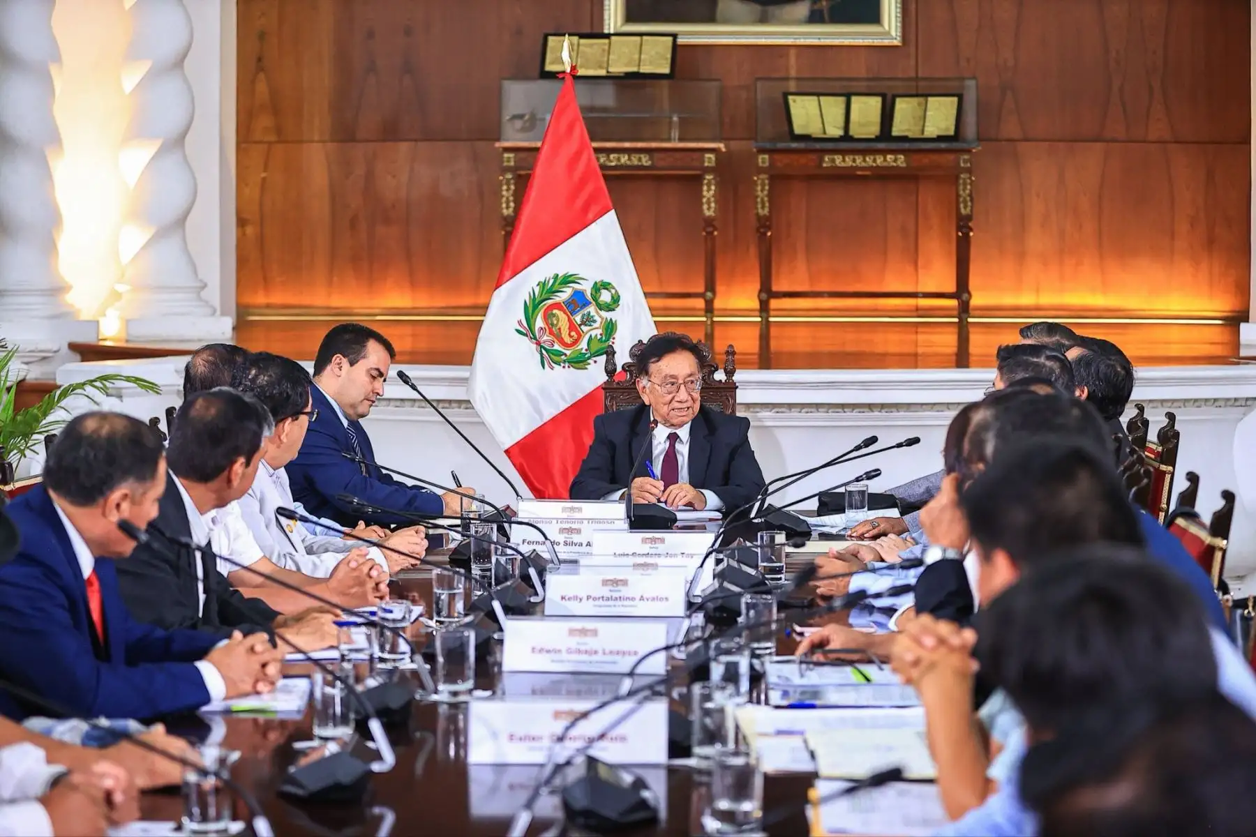El presidente de la república, José María Balcázar, sostuvo esta tarde una reunión de trabajo con alcaldes de diversas regiones del país y congresistas en Palacio de Gobierno, con el objetivo de coordinar acciones orientadas a destrabar proyectos de inversión paralizados en beneficio de la población. Foto: ANDINA/Prensa Presidencia