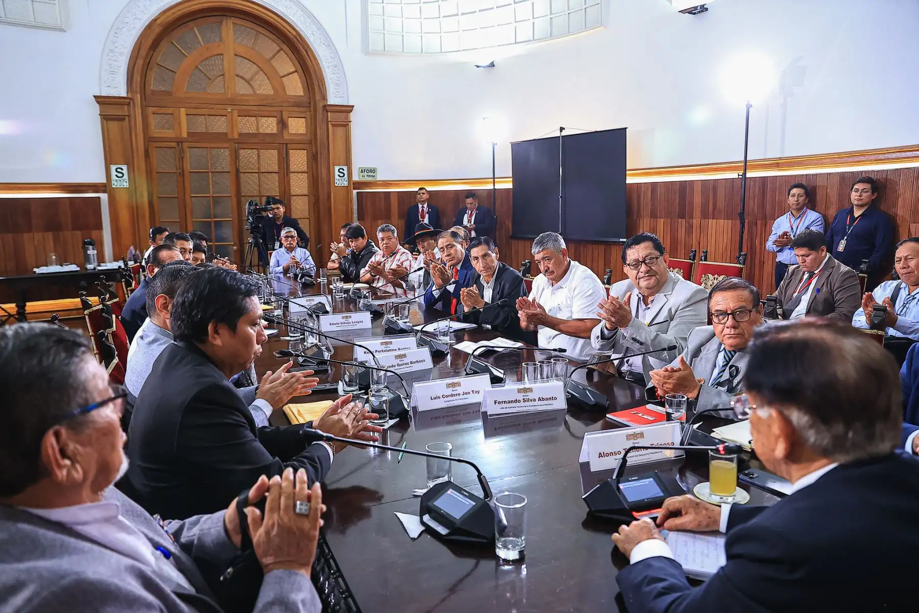 El presidente de la república, José María Balcázar, sostuvo esta tarde una reunión de trabajo con alcaldes de diversas regiones del país y congresistas en Palacio de Gobierno, con el objetivo de coordinar acciones orientadas a destrabar proyectos de inversión paralizados en beneficio de la población. Foto: ANDINA/Prensa Presidencia