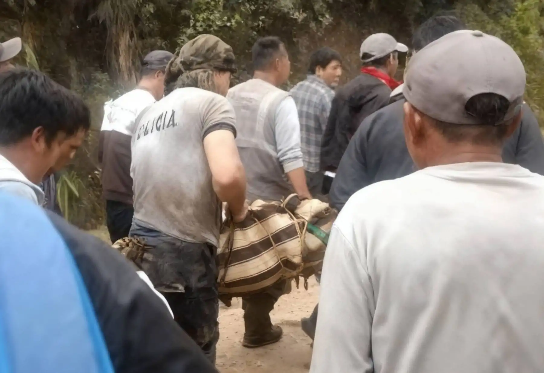Un deslizamiento de lodo y piedras arrastró una mototaxi con cinco ocupantes a bordo en el caserío Sumuche Bajo, ubicado en el distrito de Huarmaca, en la sierra de Piura, dejando como saldo una mujer fallecida y cuatro personas heridas. ANDINA/Difusión