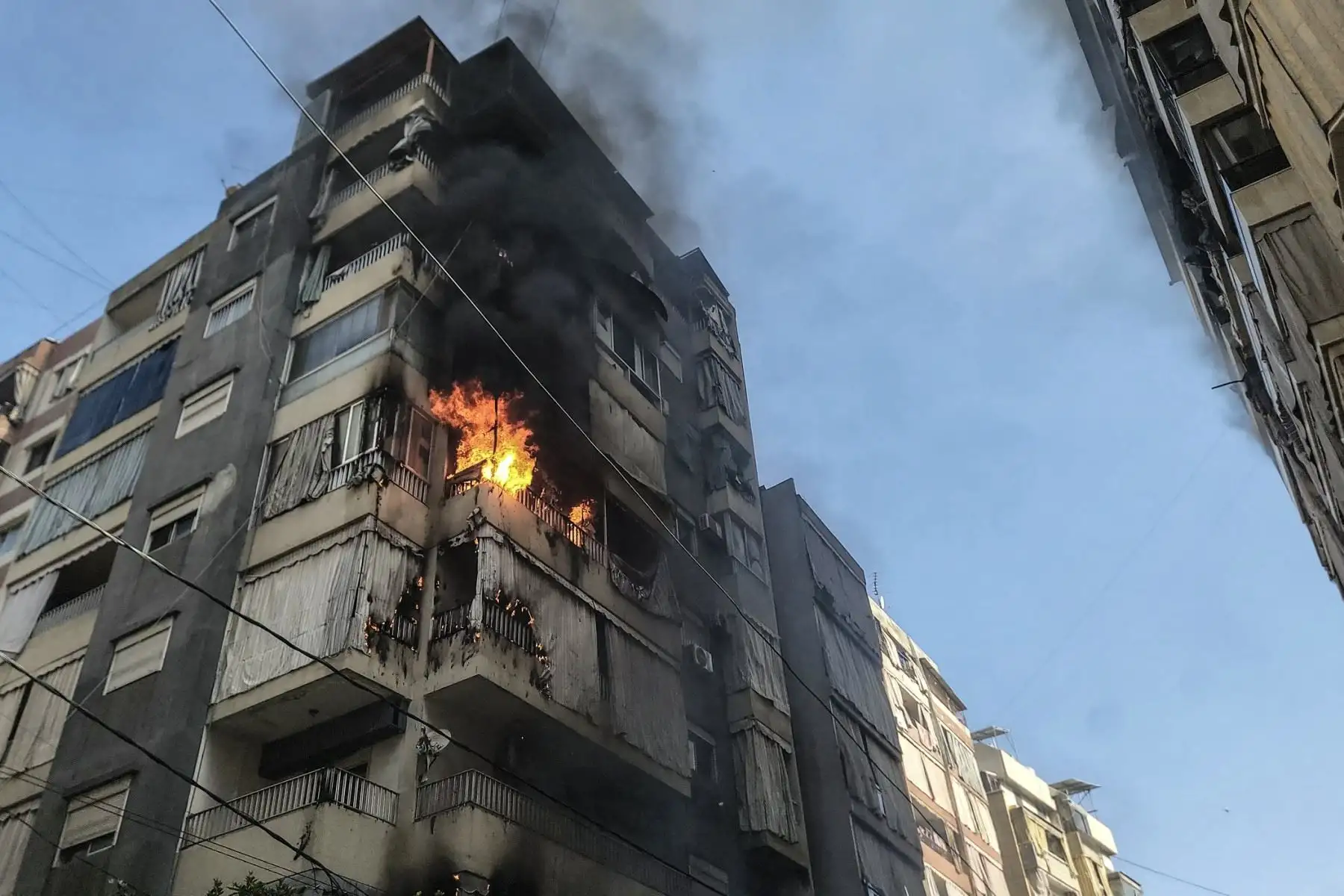 Llamas se elevan desde un apartamento alcanzado por un ataque aéreo israelí en el barrio de Zuqaq al-Blat, en el centro de Beirut. Foto: AFP
