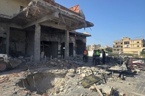 Miembros de defensa civil inspeccionan un edificio alcanzado por un bombardeo israelí en la ciudad de Tiro, sur del Líbano. Foto: AFP