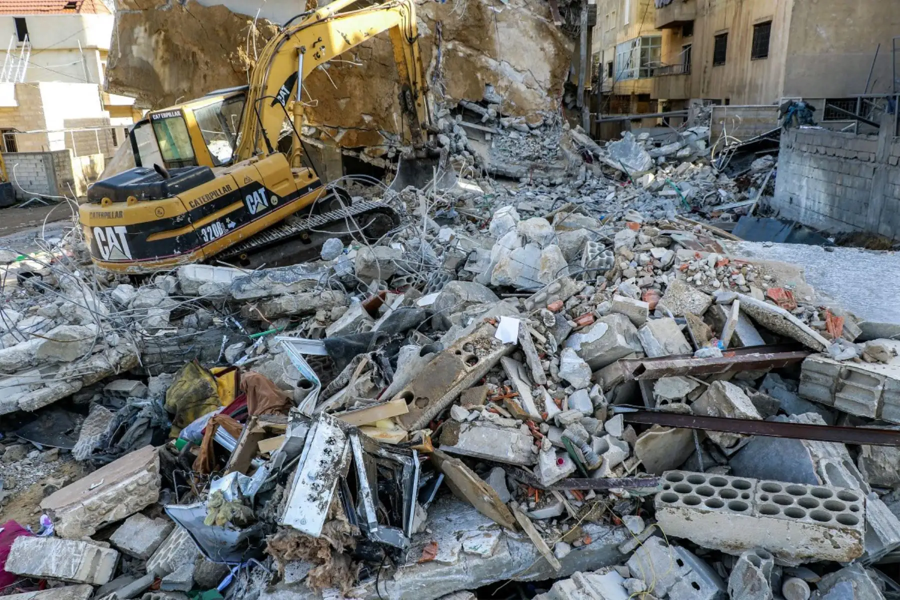 Una excavadora retira escombros del lugar del bombardeo israelí nocturno en un barrio de Baalbek, en el valle de Bekaa, al este del Líbano. Foto: AFP