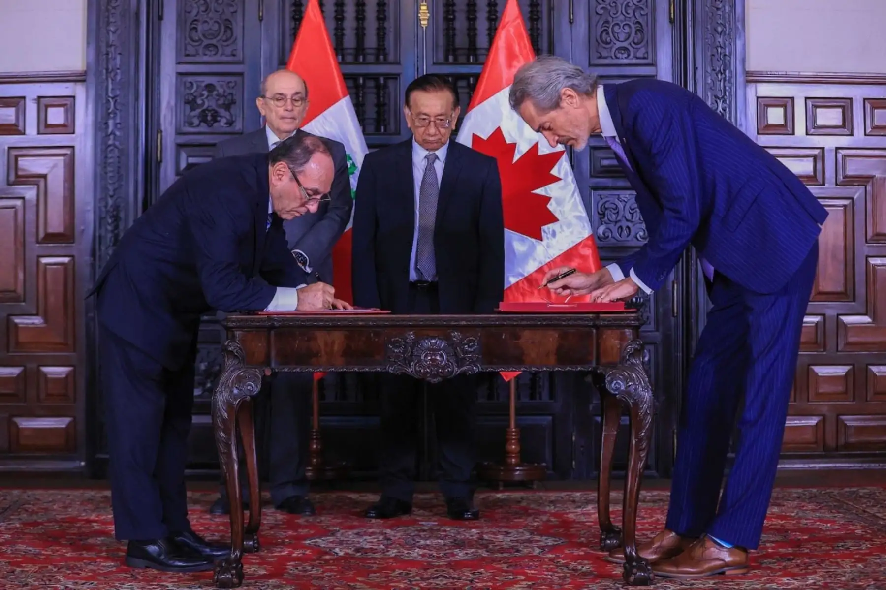 El presidente de la república, José María Balcázar, participó en la ceremonia de suscripción del Memorando de Entendimiento entre el Ministerio de Energía y Minas y el Ministerio de Recursos Naturales de Canadá, orientado a fortalecer la cooperación en minerales críticos y sostenibilidad minera, realizada en Palacio de Gobierno. Foto: ANDINA/ Prensa Presidencia