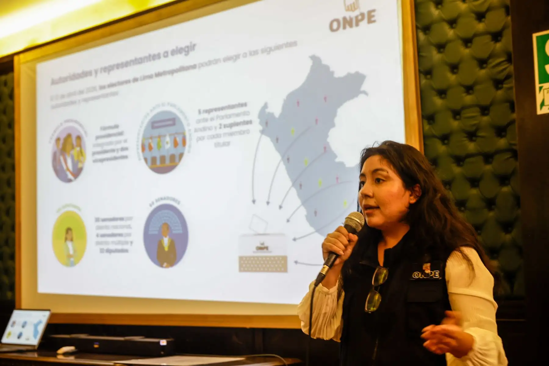 La Oficina Nacional de Procesos Electorales (ONPE), con el apoyo del Programa de las Naciones Unidas para el Desarrollo (PNUD), realizó un taller dirigido a periodistas sobre los alcances de las Elecciones Generales 2026 y el sistema de cifra repartidora. La actividad permitió brindar información técnica sobre el proceso electoral programado para el 12 de abril, con el objetivo de fortalecer la cobertura informativa. Foto: ANDINA/Luis Iparraguirre