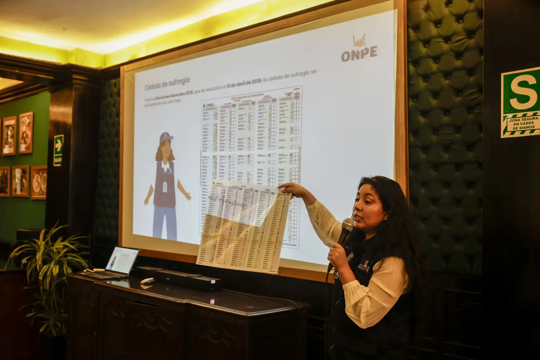 La Oficina Nacional de Procesos Electorales (ONPE), con el apoyo del Programa de las Naciones Unidas para el Desarrollo (PNUD), realizó un taller dirigido a periodistas sobre los alcances de las Elecciones Generales 2026 y el sistema de cifra repartidora. La actividad permitió brindar información técnica sobre el proceso electoral programado para el 12 de abril, con el objetivo de fortalecer la cobertura informativa. Foto: ANDINA/Luis Iparraguirre