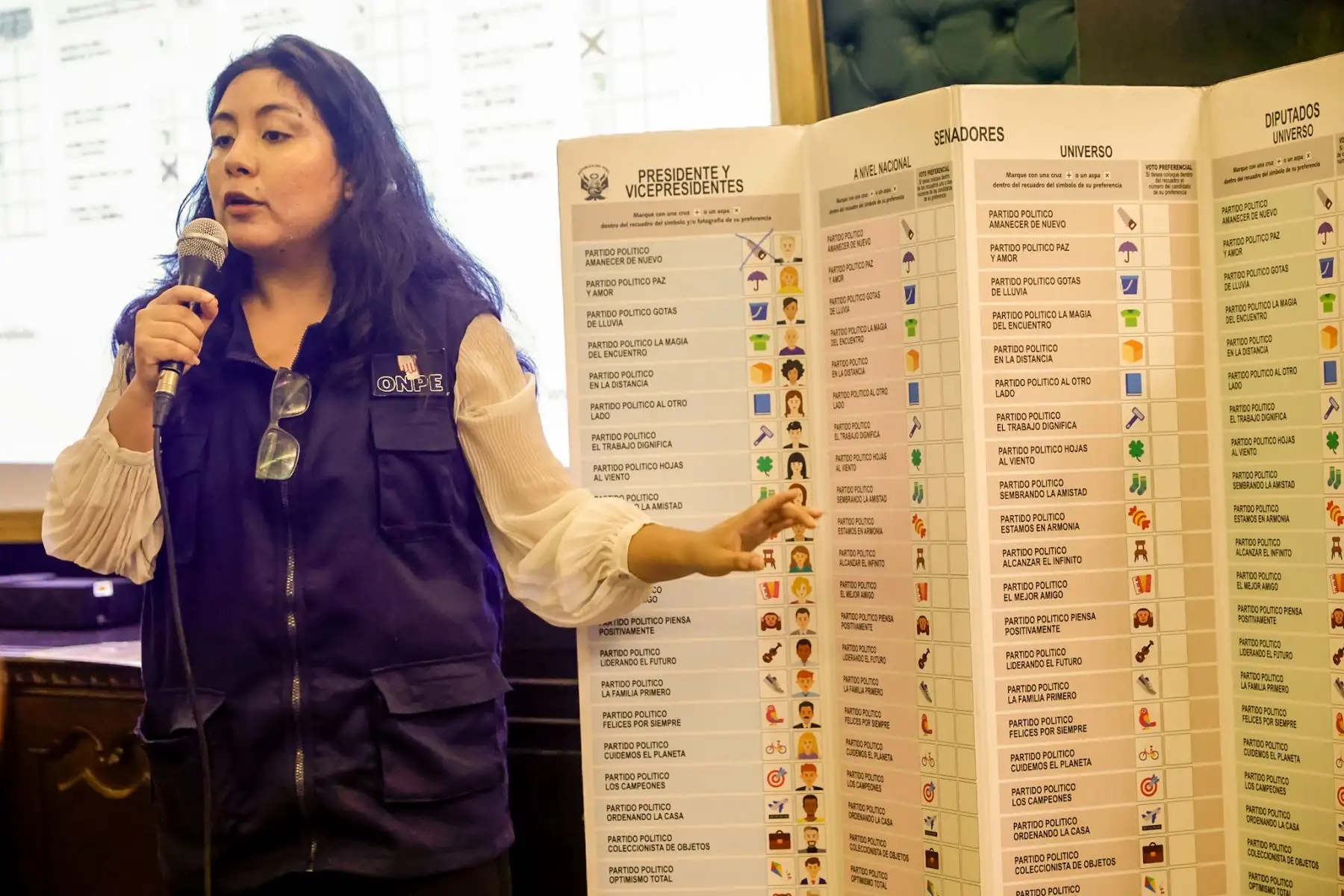 La Oficina Nacional de Procesos Electorales (ONPE), con el apoyo del Programa de las Naciones Unidas para el Desarrollo (PNUD), realizó un taller dirigido a periodistas sobre los alcances de las Elecciones Generales 2026 y el sistema de cifra repartidora. La actividad permitió brindar información técnica sobre el proceso electoral programado para el 12 de abril, con el objetivo de fortalecer la cobertura informativa. Foto: ANDINA/Luis Iparraguirre