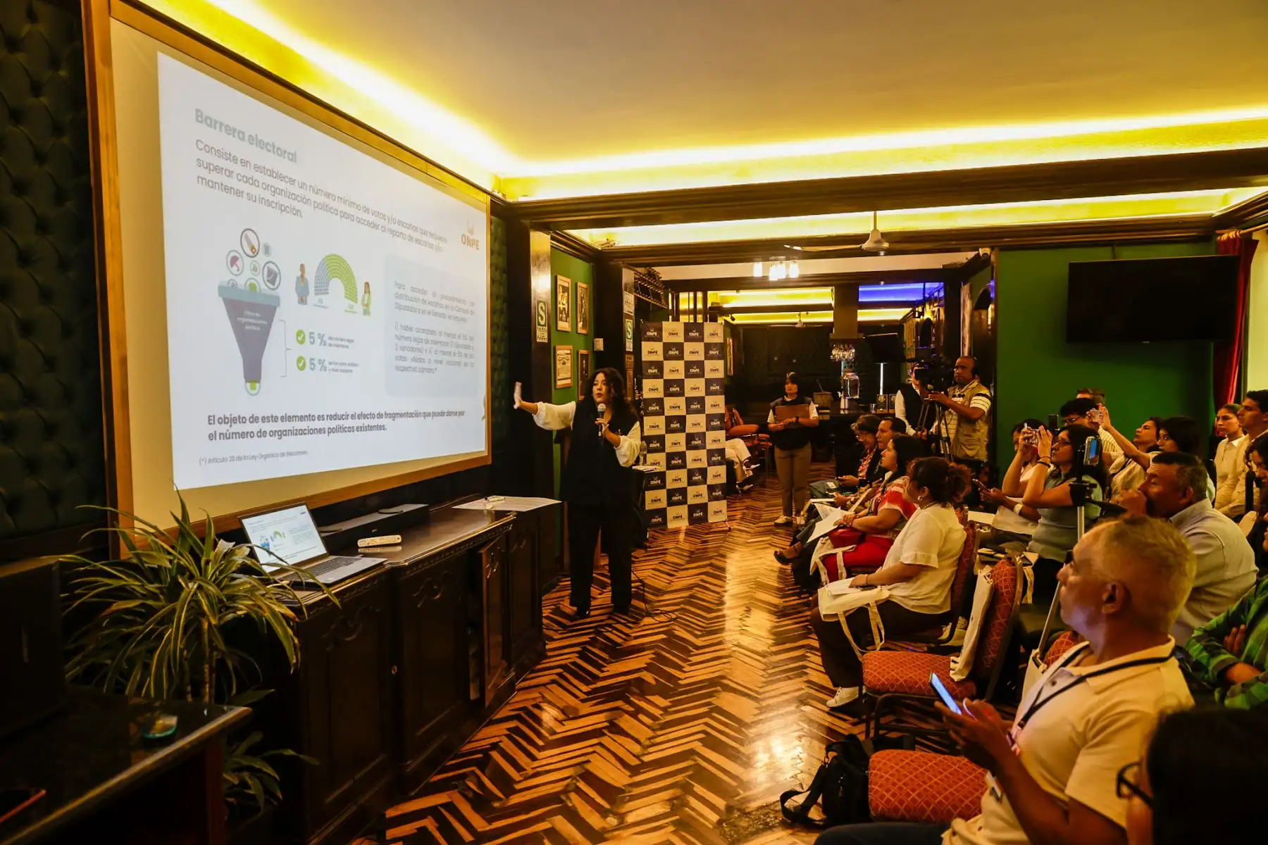 La Oficina Nacional de Procesos Electorales (ONPE), con el apoyo del Programa de las Naciones Unidas para el Desarrollo (PNUD), realizó un taller dirigido a periodistas sobre los alcances de las Elecciones Generales 2026 y el sistema de cifra repartidora. La actividad permitió brindar información técnica sobre el proceso electoral programado para el 12 de abril, con el objetivo de fortalecer la cobertura informativa. Foto: ANDINA/Luis Iparraguirre