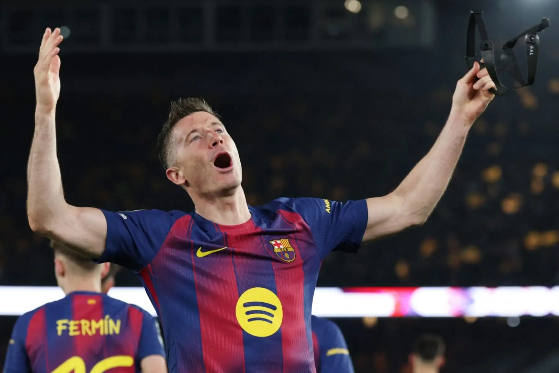 El delantero polaco del Barcelona, ​​Robert Lewandowski, número 09, celebra el quinto gol de su equipo durante el partido de vuelta de los octavos de final de la UEFA Champions League entre el FC Barcelona y el Newcastle United en el estadio Camp Nou de Barcelona. Foto: AFP