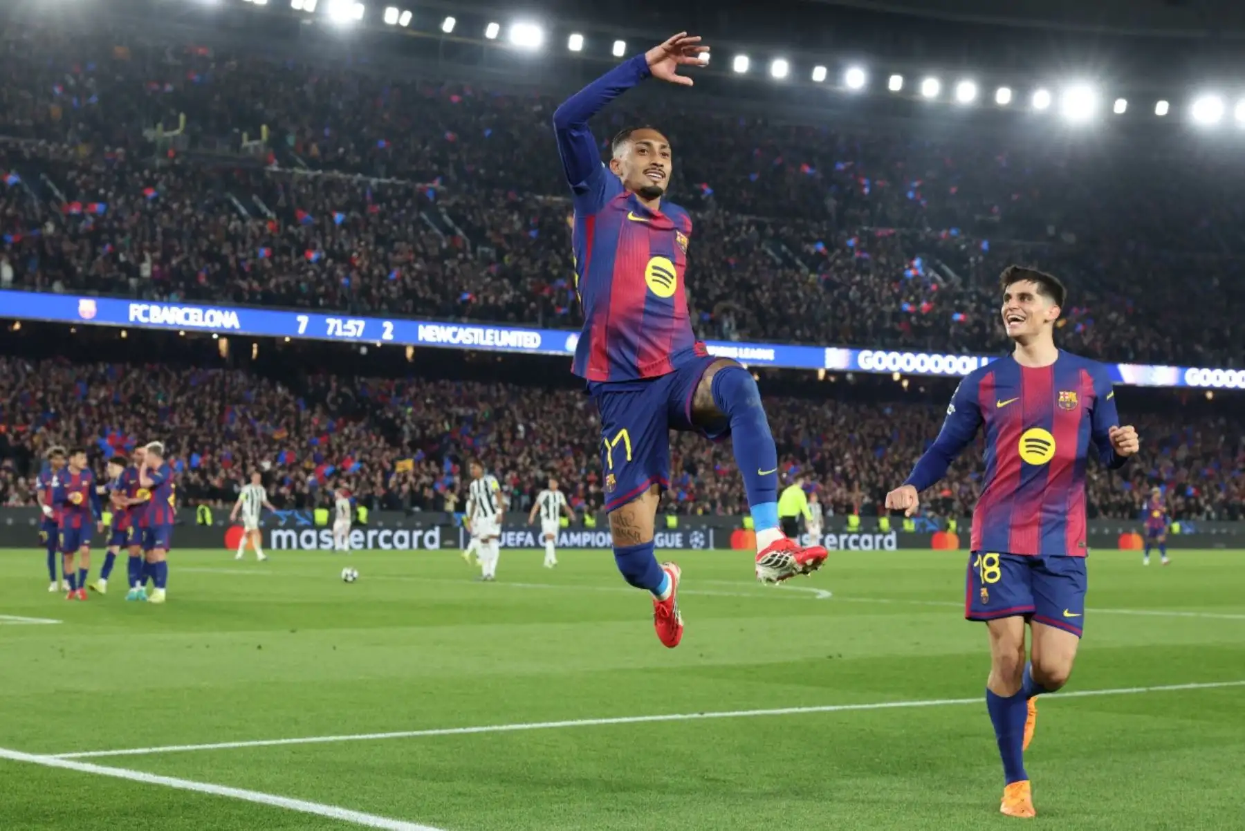 El delantero brasileño del Barcelona, ​​Raphinha, número 11, celebra el séptimo gol de su equipo durante el partido de vuelta de los octavos de final de la Liga de Campeones de la UEFA entre el FC Barcelona y el Newcastle United en el estadio Camp Nou de Barcelona,. Foto: AFP