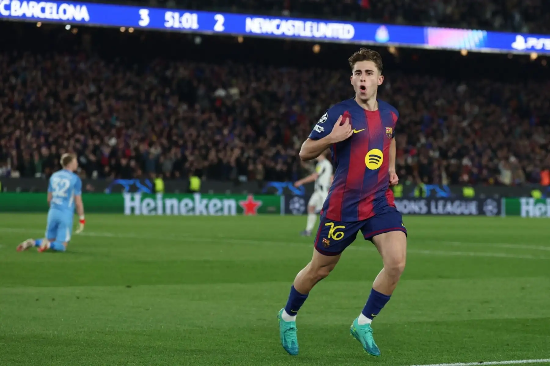 El centrocampista español del Barcelona, ​​Fermín López, número 16, celebra el cuarto gol de su equipo durante el partido de vuelta de los octavos de final de la Liga de Campeones de la UEFA entre el FC Barcelona y el Newcastle United en el estadio Camp Nou de Barcelona. Foto: AFP