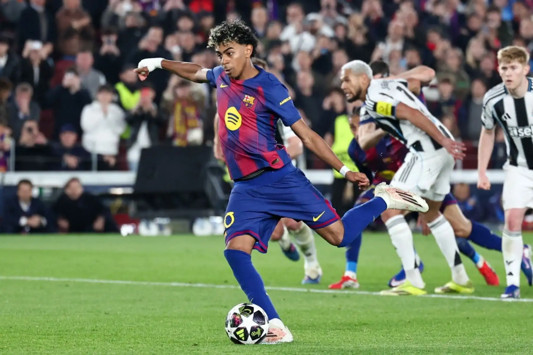 El delantero español del Barcelona, ​​Lamine Yamal, número 10, anota el tercer gol de su equipo desde el punto de penalti durante el partido de vuelta de los octavos de final de la Liga de Campeones de la UEFA entre el FC Barcelona y el Newcastle United en el estadio Camp Nou de Barcelona. Foto: AFP