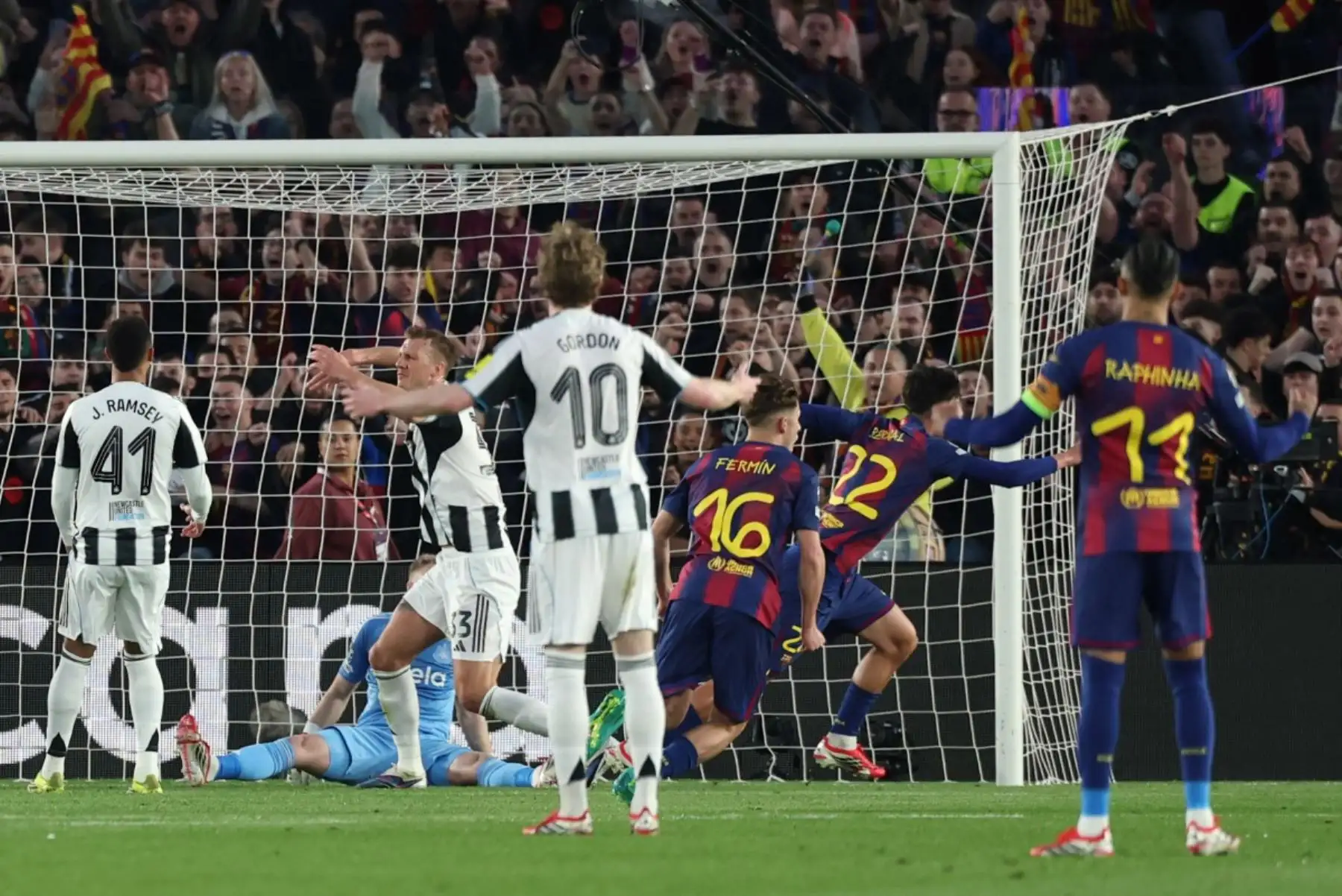 El centrocampista español del Barcelona, ​​Marc Bernal, celebra el segundo gol de su equipo durante el partido de vuelta de los octavos de final de la Liga de Campeones de la UEFA entre el FC Barcelona y el Newcastle United en el estadio Camp Nou de Barcelona. Foto: AFP