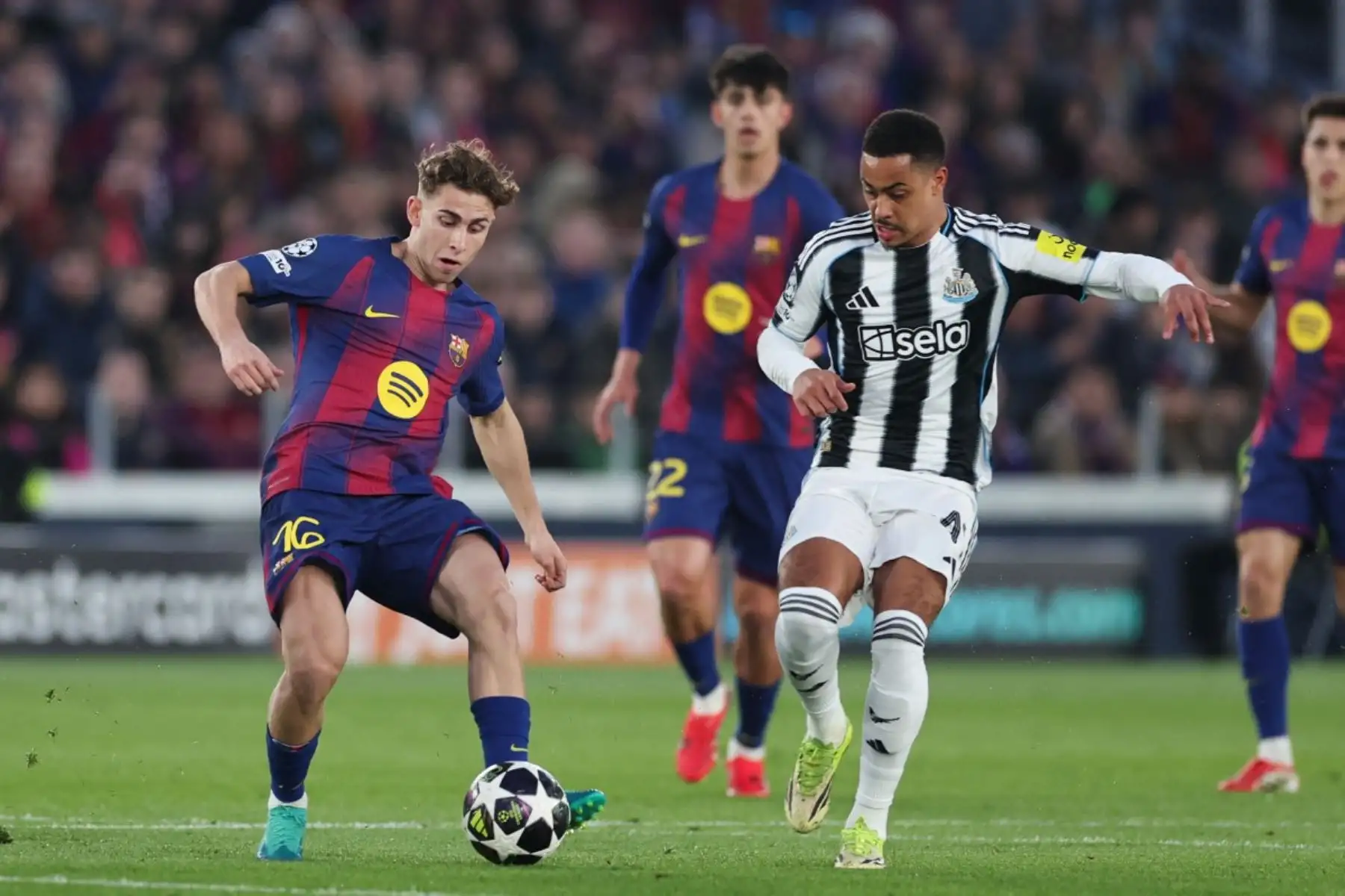 El centrocampista español del Barcelona, ​​Fermín López , es desafiado por el centrocampista inglés del Newcastle United, Jacob Ramsey, durante el partido de vuelta de los octavos de final de la Liga de Campeones de la UEFA entre el FC Barcelona y el Newcastle United. Foto: AFP