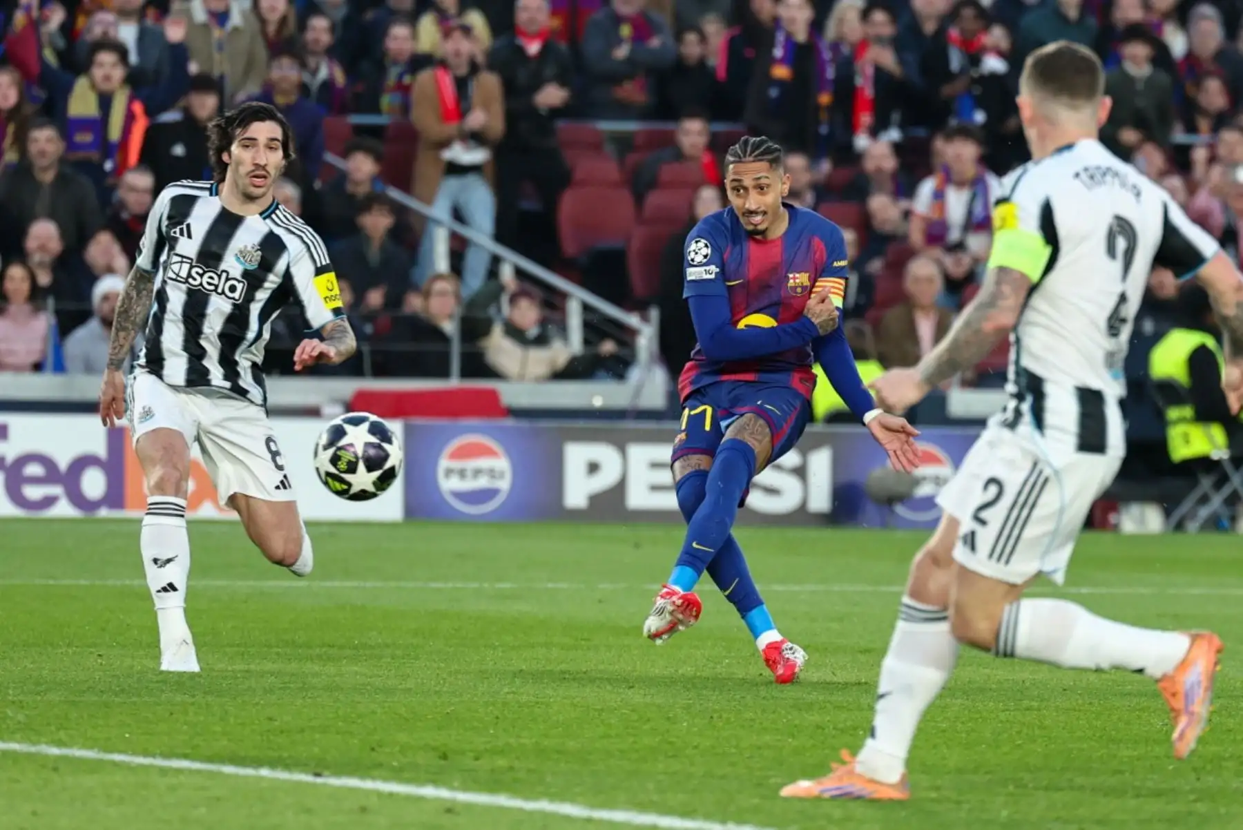 El delantero brasileño del Barcelona, ​​Raphinha,  anota el primer gol de su equipo durante el partido de vuelta de los octavos de final de la Liga de Campeones de la UEFA entre el FC Barcelona y el Newcastle United. AFP