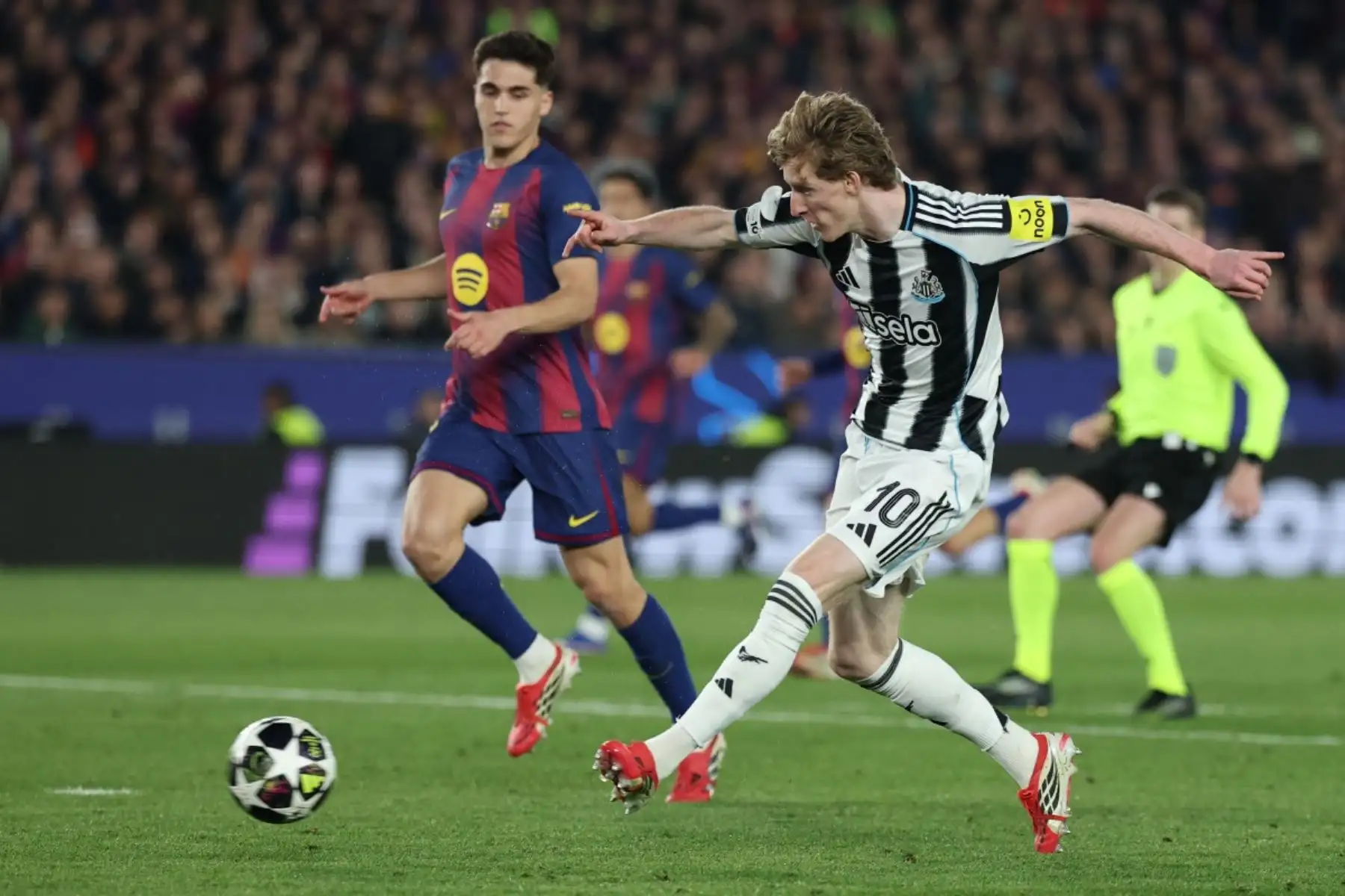 El defensa español del Barcelona, ​​Pau Cubarsi , disputa el balón con el centrocampista inglés del Newcastle United, Anthony Gordon , durante el partido de vuelta de los octavos de final de la Liga de Campeones de la UEFA entre el FC Barcelona y el Newcastle United. AFP