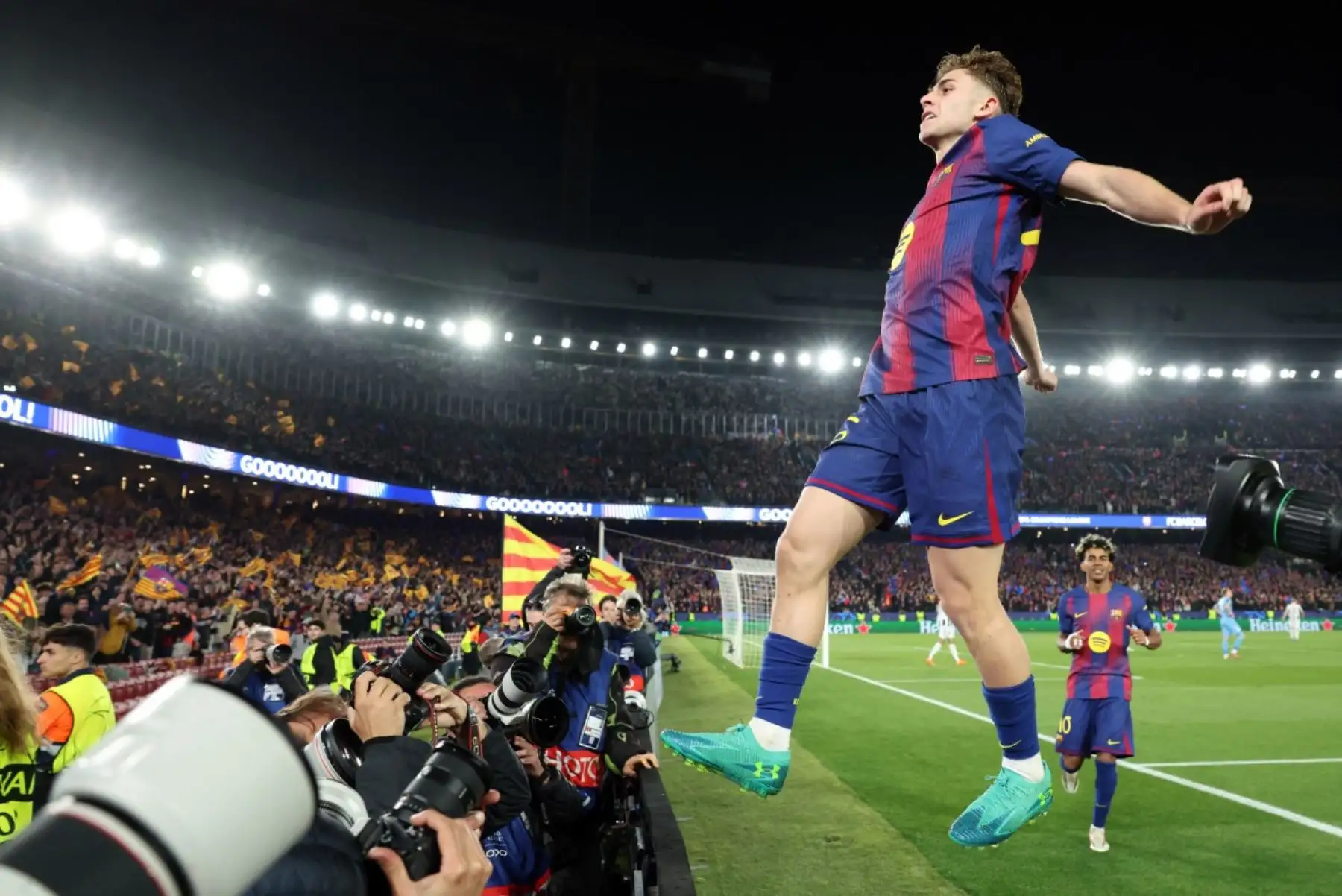 El centrocampista español del Barcelona, ​​Fermín López, celebra el cuarto gol de su equipo durante el partido de vuelta de los octavos de final de la Liga de Campeones de la UEFA entre el FC Barcelona y el Newcastle United. AFP