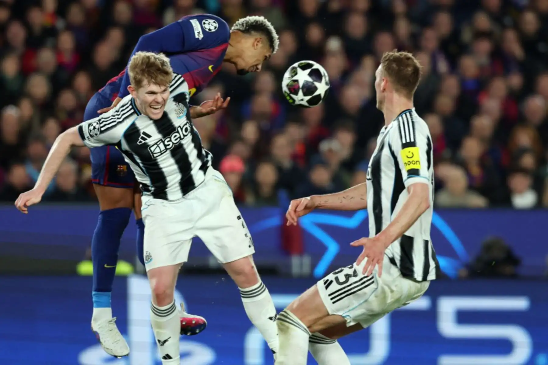 El centrocampista inglés del Newcastle United, Lewis Hall  y el defensa uruguayo del Barcelona, ​​Ronald Federico Araujo da Silva, disputan un balón aéreo durante el partido de vuelta de los octavos de final de la Liga de Campeones de la UEFA entre el FC Barcelona y el Newcastle United. AFP