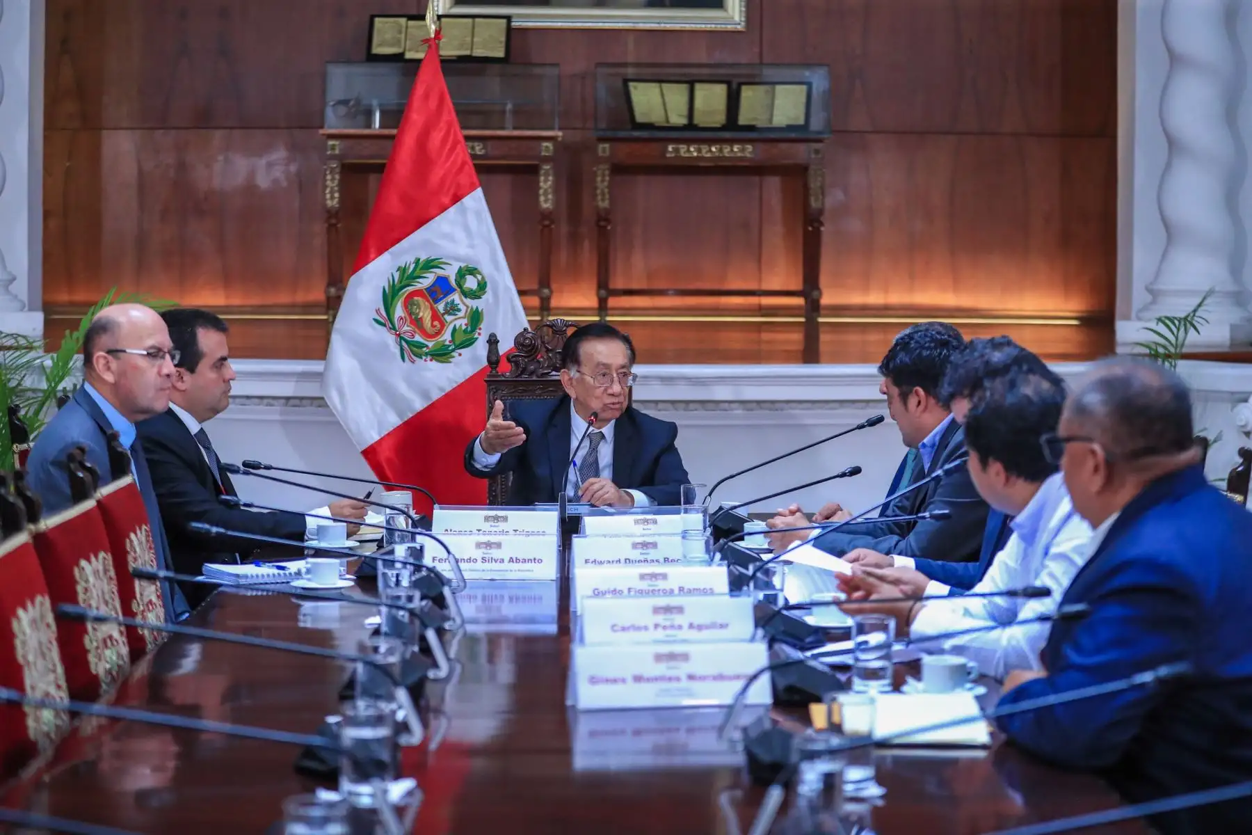 El presidente José María Balcázar sostuvo una reunión de trabajo con el alcalde de Calca, el titular de la Mancomunidad Amazónica de La Convención y el congresista Luis Aragón, para priorizar proyectos de seguridad ciudadana, carreteras y puentes. Foto: ANDINA/Prensa Presidencia