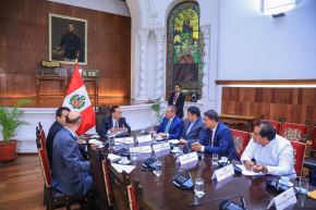 El presidente José María Balcázar sostuvo una reunión de trabajo con el alcalde de Calca, el titular de la Mancomunidad Amazónica de La Convención y el congresista Luis Aragón, para priorizar proyectos de seguridad ciudadana, carreteras y puentes. Foto: ANDINA/Prensa Presidencia