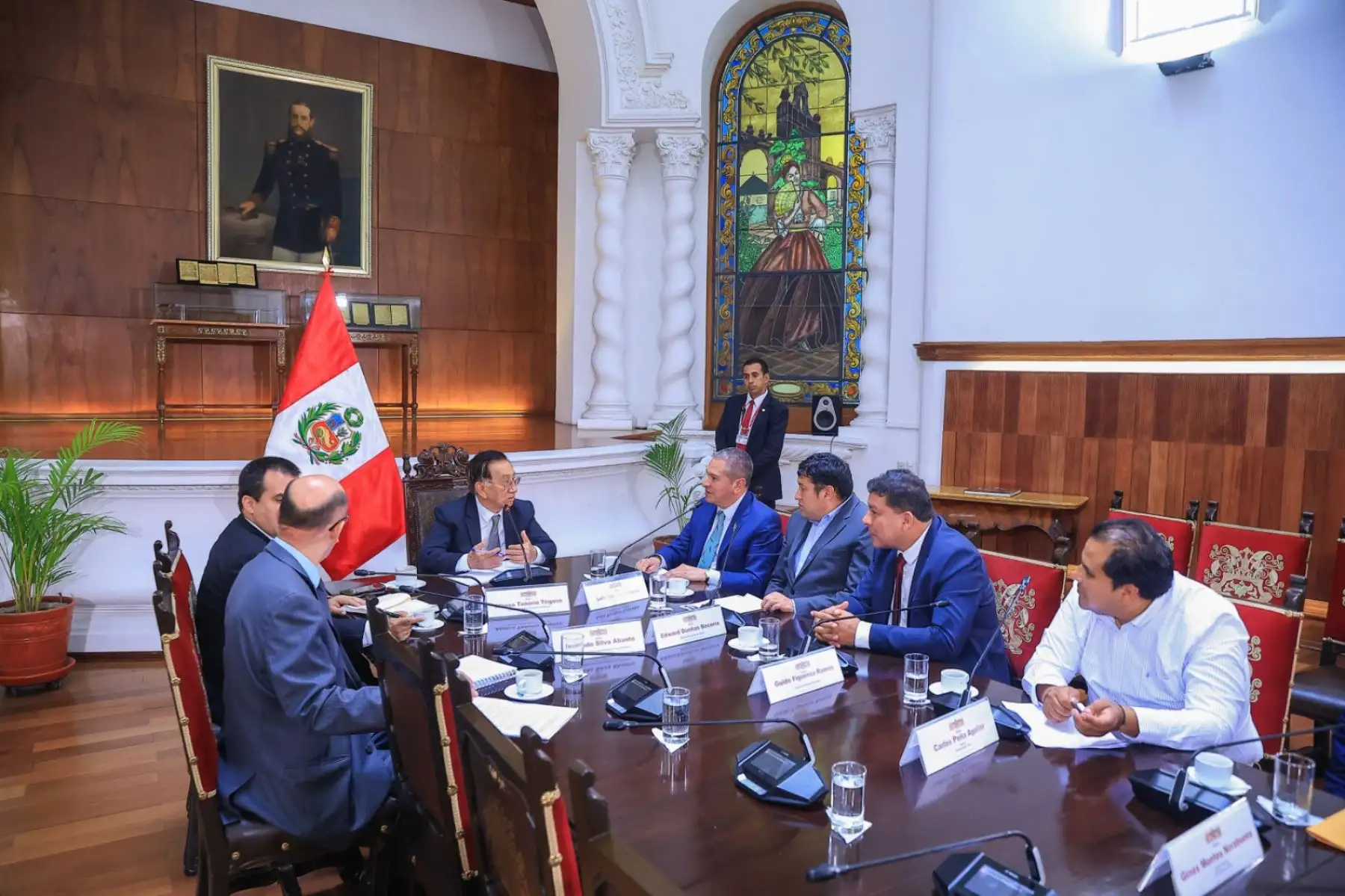 El presidente José María Balcázar sostuvo una reunión de trabajo con el alcalde de Calca, el titular de la Mancomunidad Amazónica de La Convención y el congresista Luis Aragón, para priorizar proyectos de seguridad ciudadana, carreteras y puentes. Foto: ANDINA/Prensa Presidencia