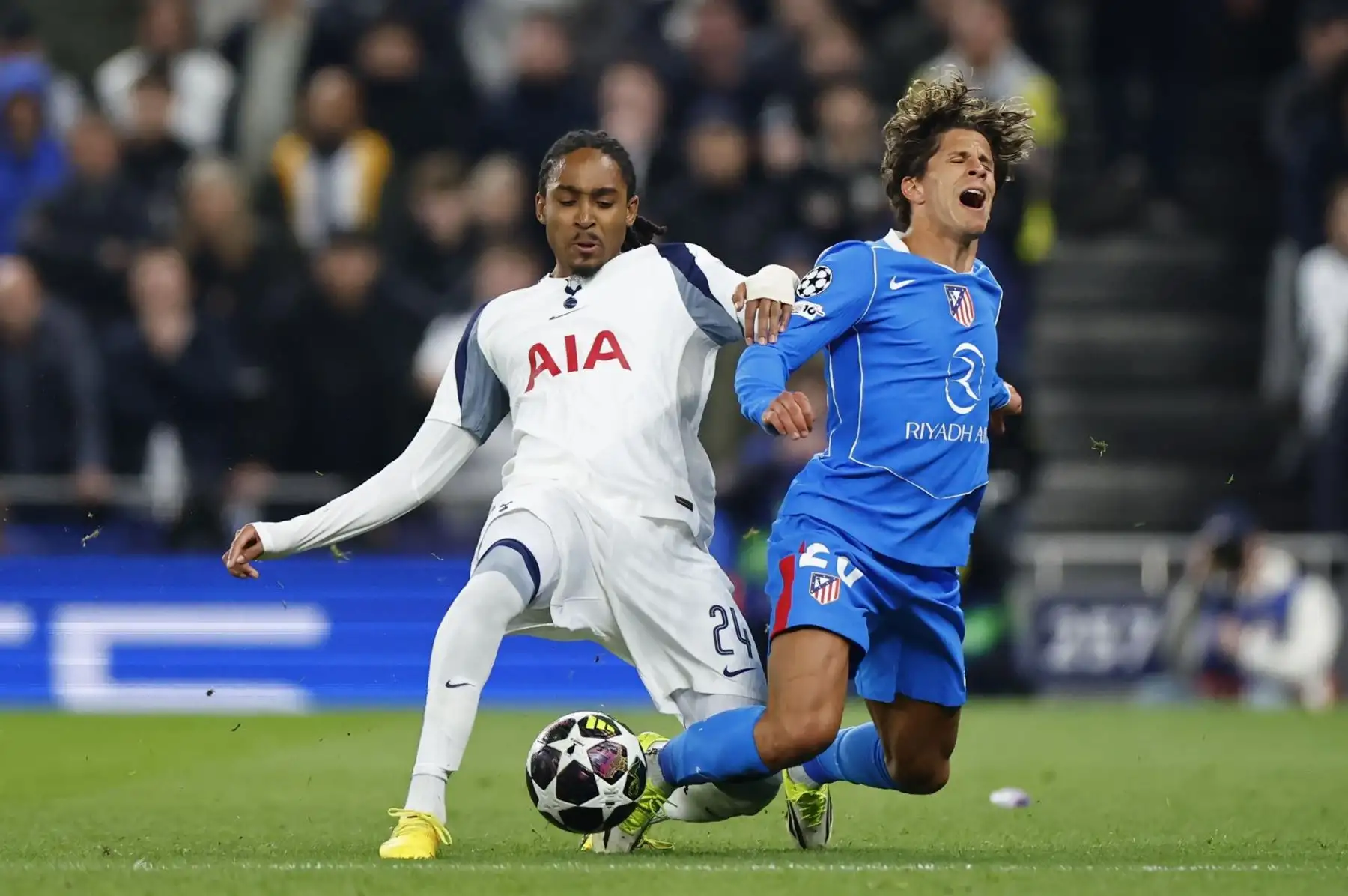 Djed Spence  del Tottenham en acción contra Giuliano Simeone  del Atlético de Madrid durante el partido de vuelta de los octavos de final de la UEFA Champions League entre el Tottenham Hotspur y el Atlético de Madrid. Foto: EFE