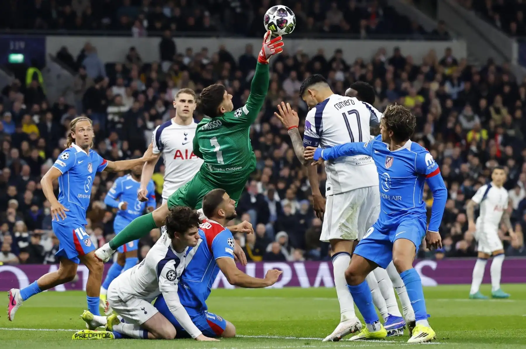 El portero del Atlético de Madrid, Juan Musso  en acción ante Cristian Romero  del Tottenham, durante el partido de vuelta de los octavos de final de la Liga de Campeones de la UEFA entre el Tottenham Hotspur y el Atlético de Madrid. EFE