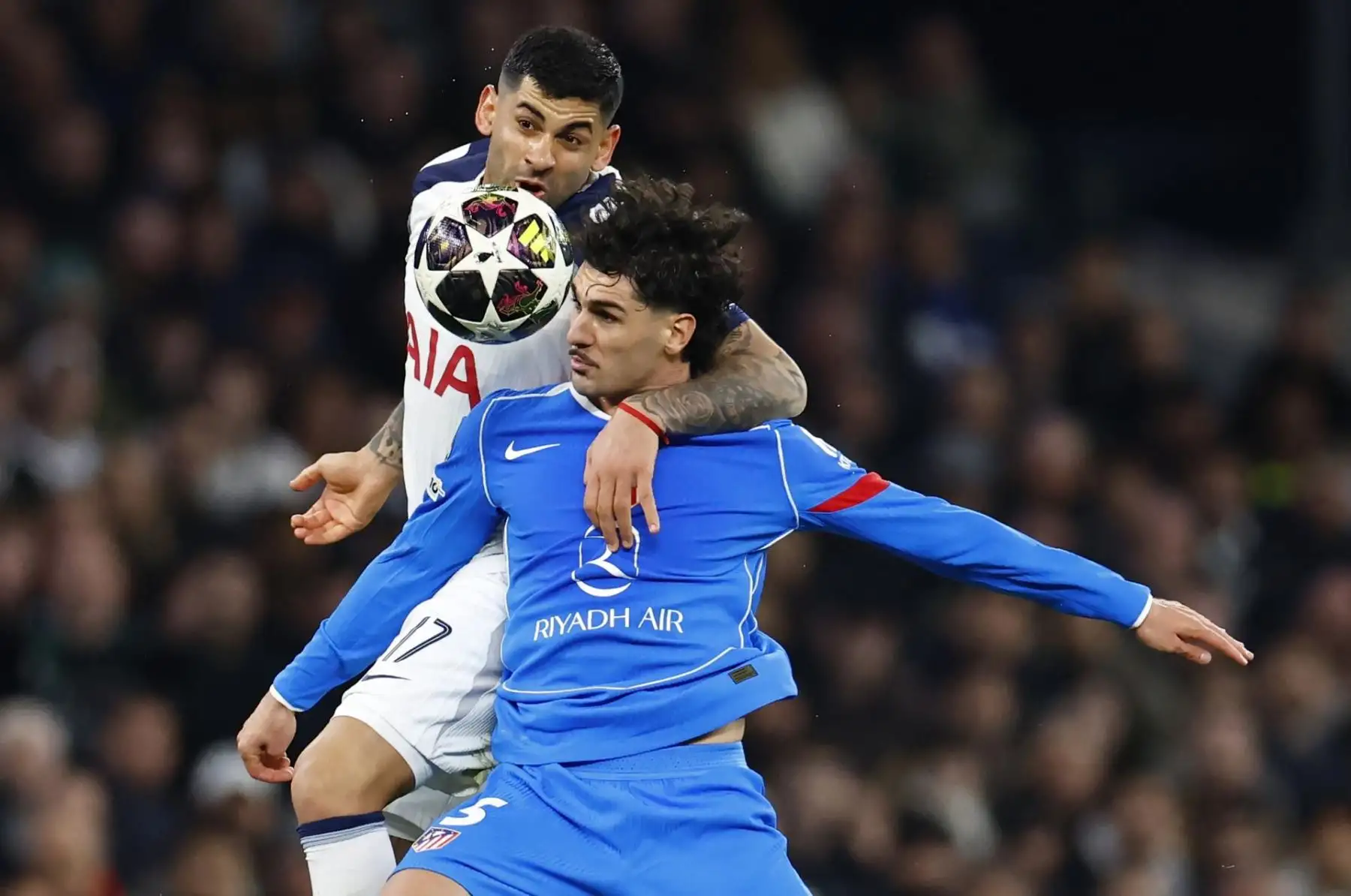 Johnny Cardoso  del Atlético de Madrid en acción contra Cristian Romero del Tottenham durante el partido de vuelta de los octavos  de final de la Liga de Campeones de la UEFA entre el Tottenham Hotspur y el Atlético de Madrid. EFE