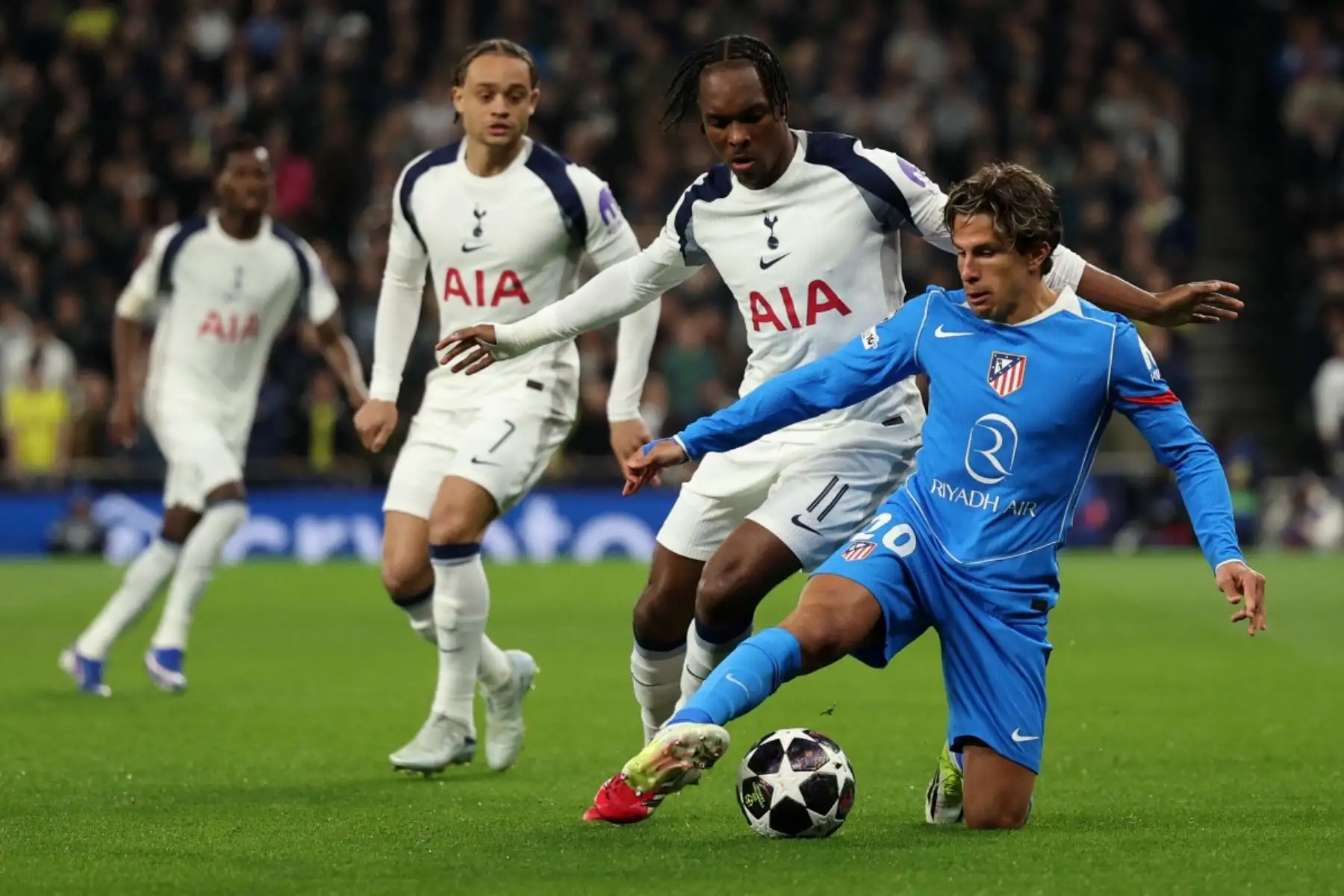 El delantero argentino del Atlético de Madrid, Giuliano Simeone , es presionado por el centrocampista francés del Tottenham Hotspur, Mathys Tel, durante el partido de vuelta de los octavos de final de la Liga de Campeones de la UEFA entre el Tottenham Hotspur y el Atlético de Madrid. Foto: AFP